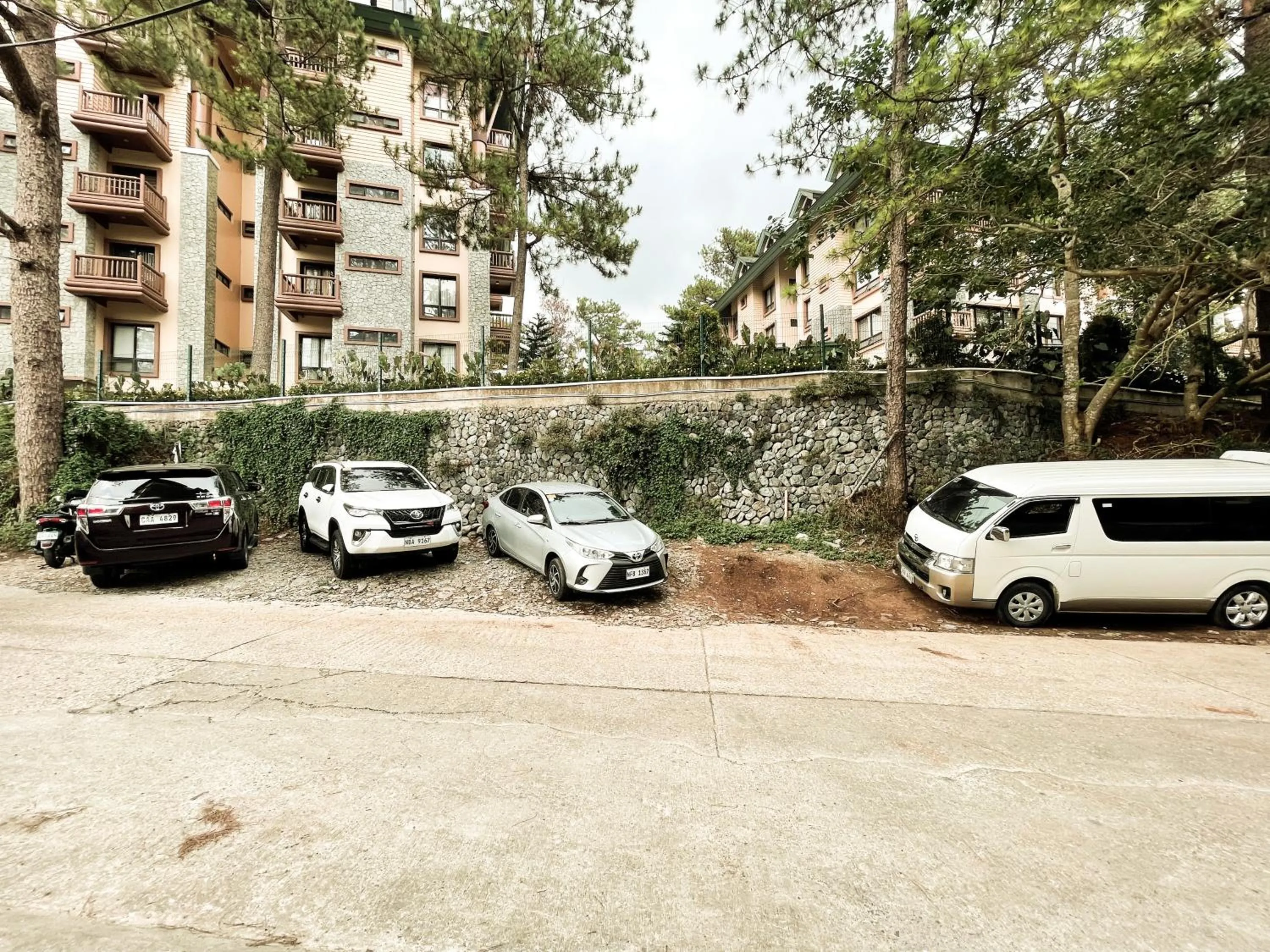 Parking in Cozy Pine Suites