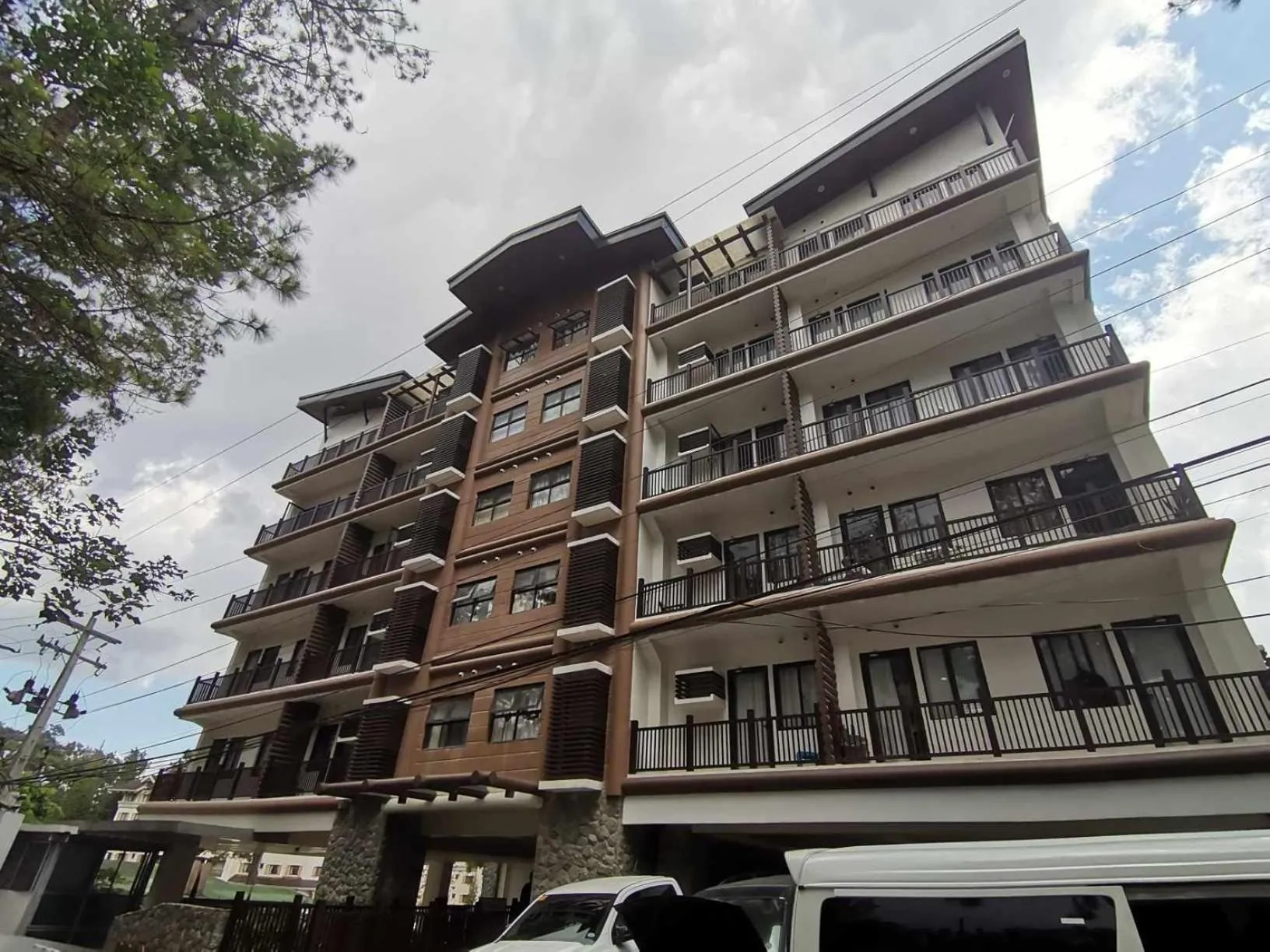 Property building in Cozy Pine Suites