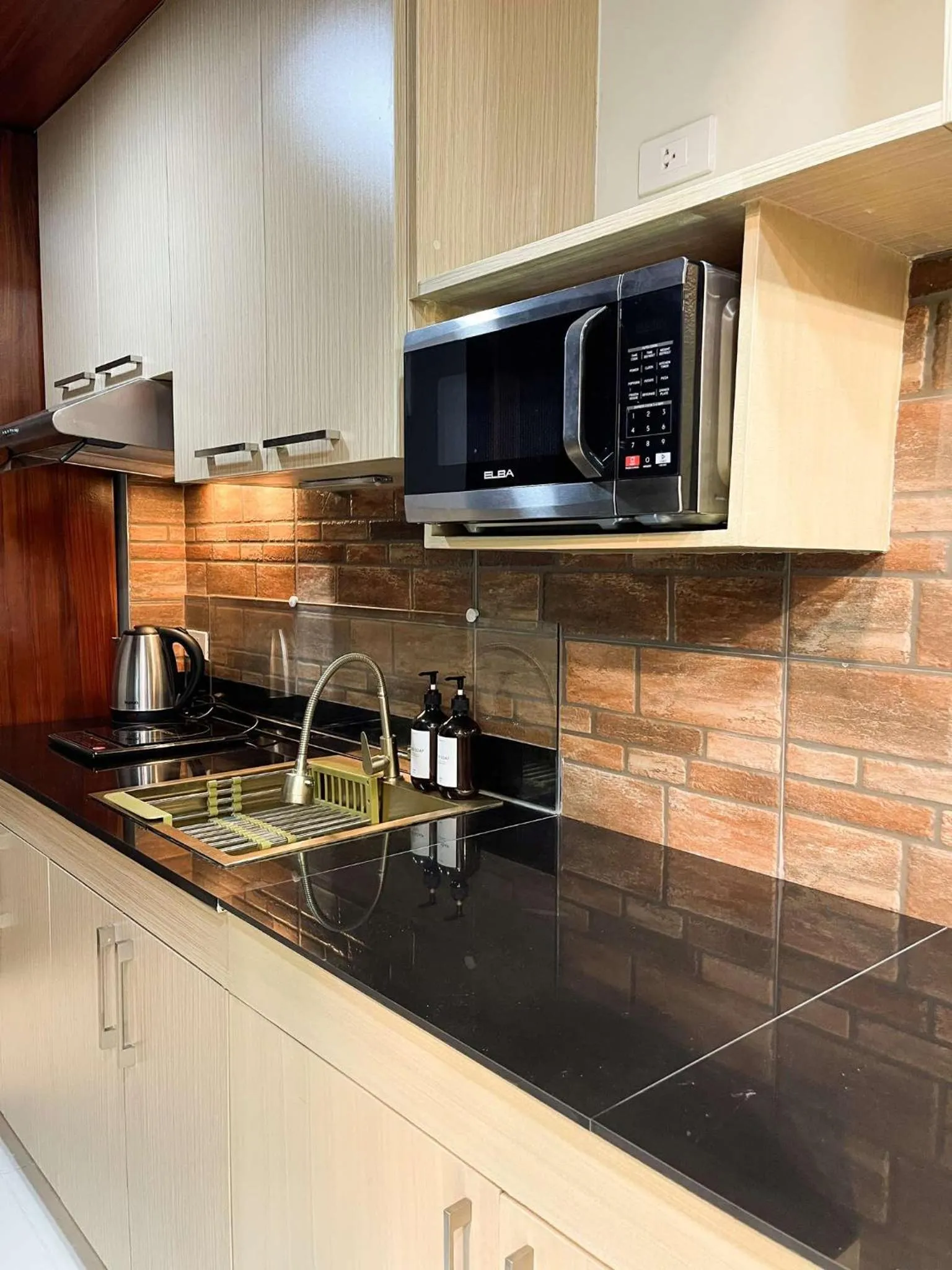 Kitchen or kitchenette in Cozy Pine Suites