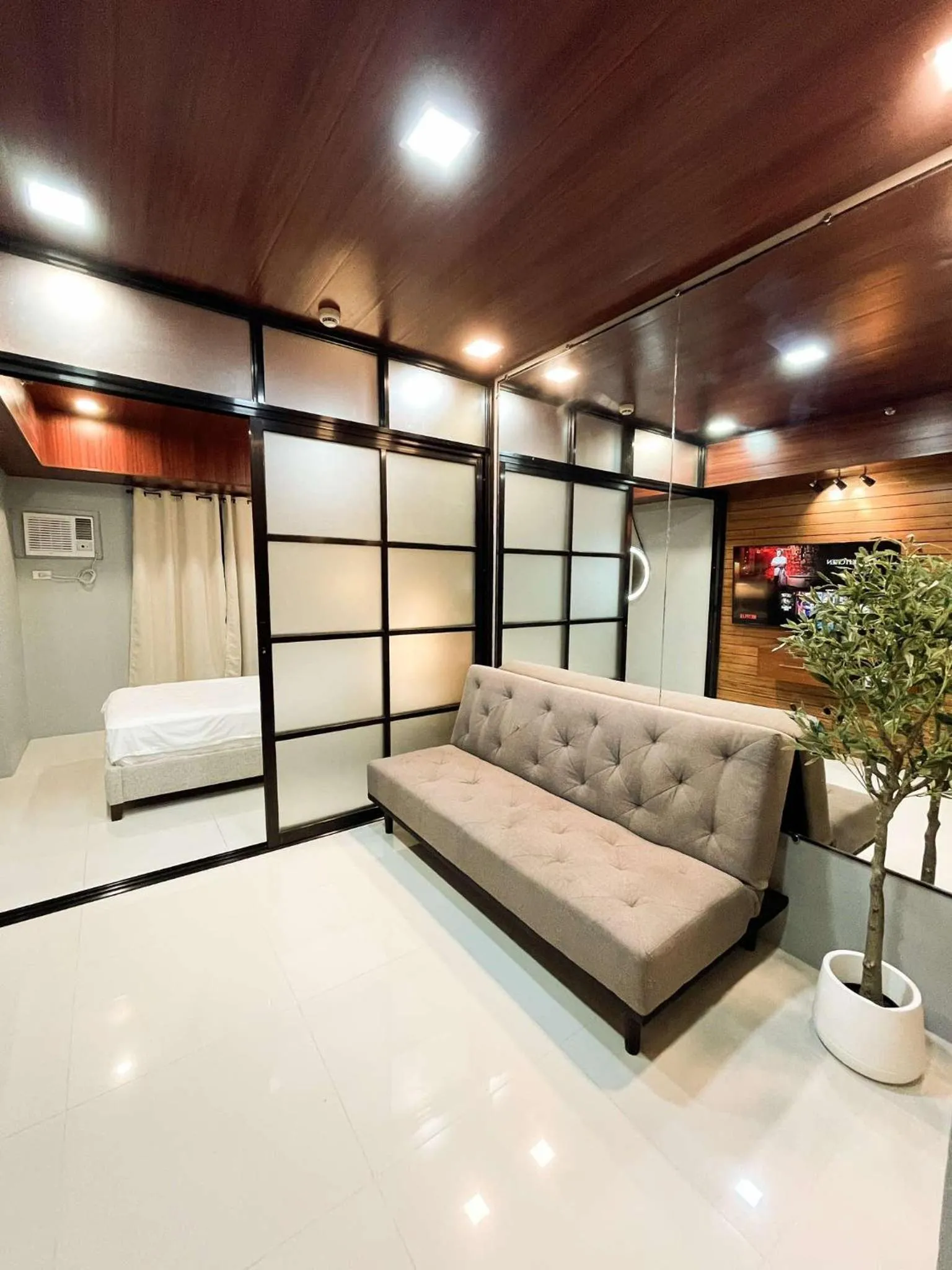 Living room in Cozy Pine Suites