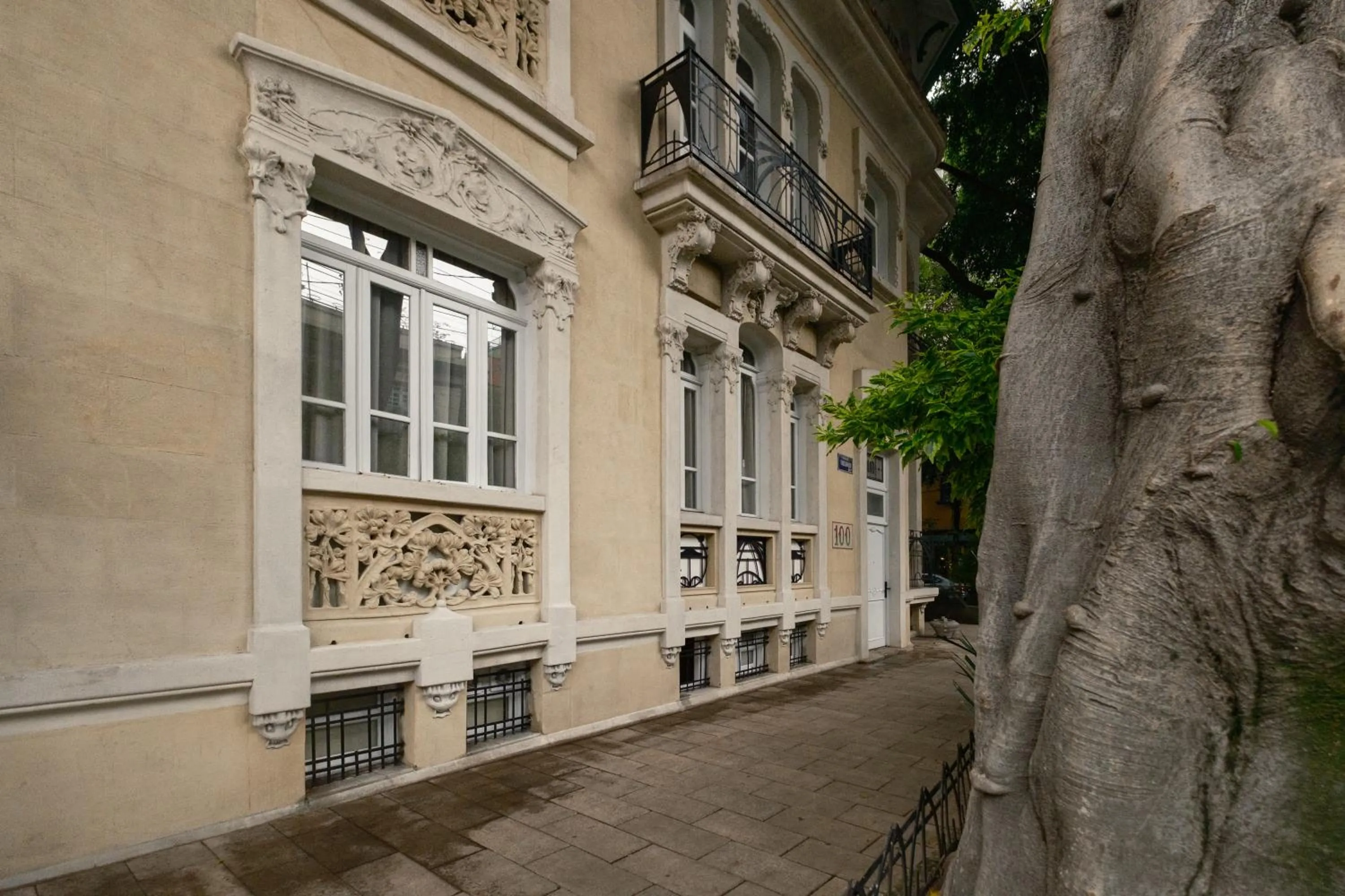 Property building in Hotel Casa Izel Roma Norte