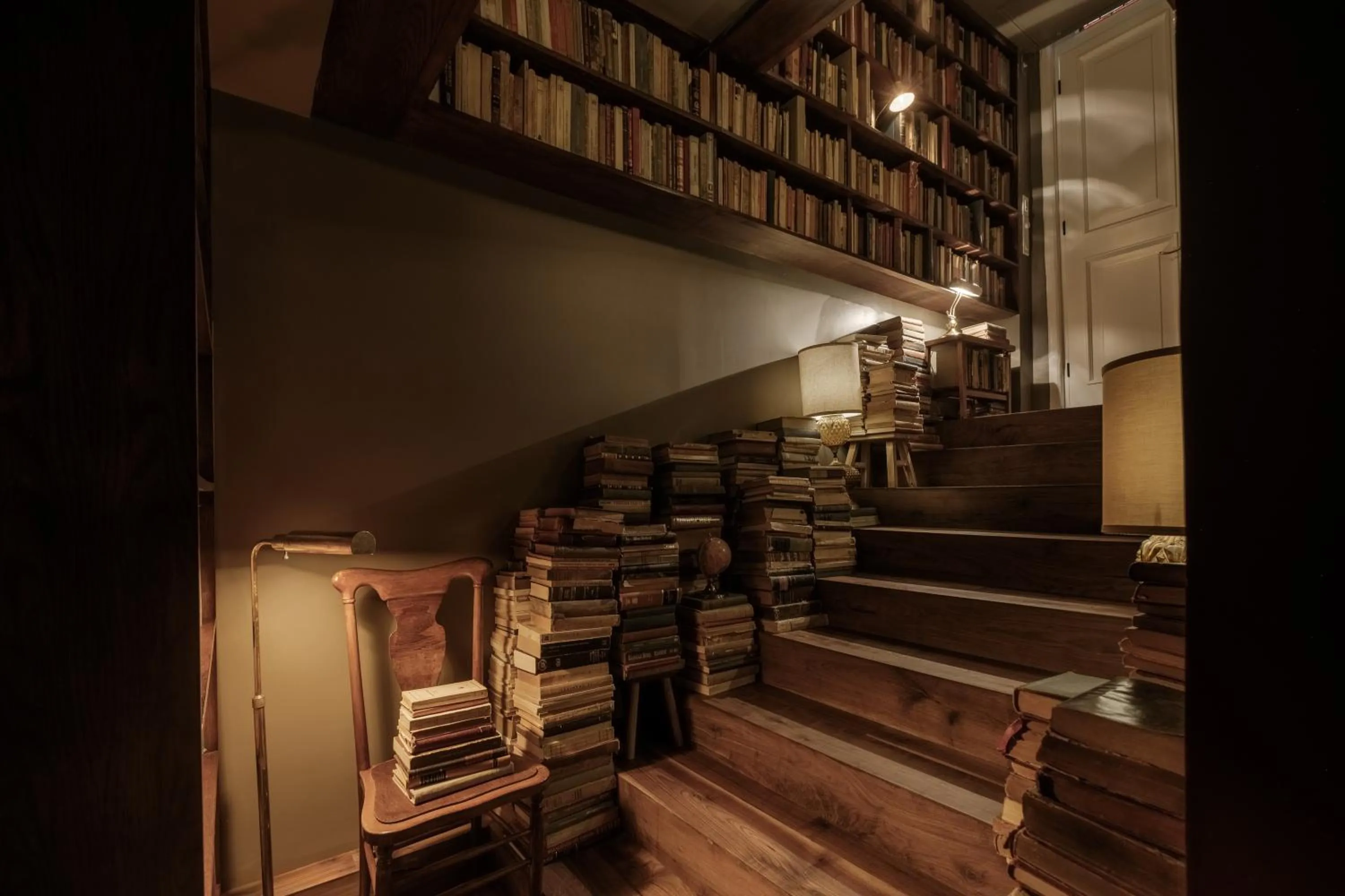 Library in Hotel Casa Izel Roma Norte