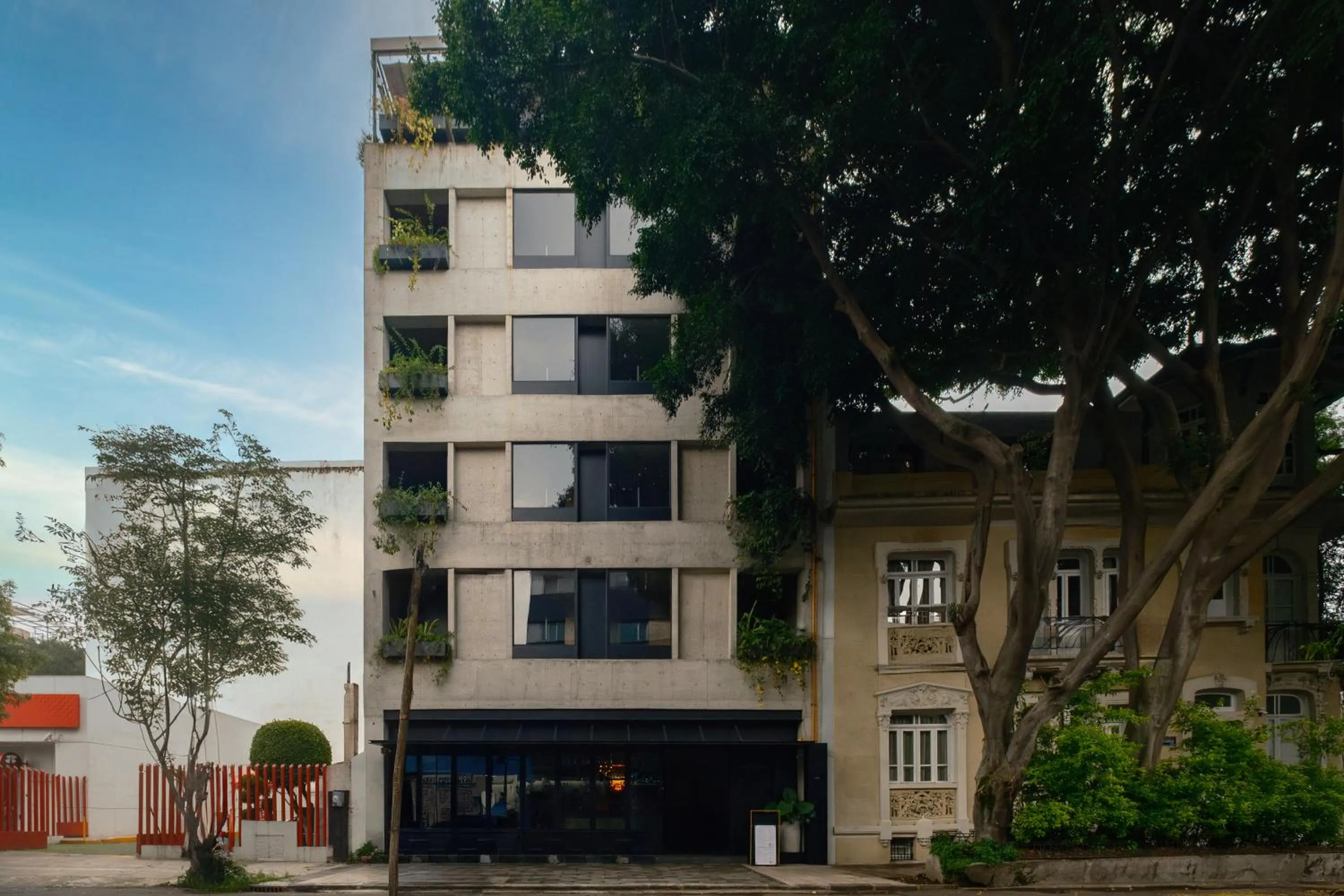 Property building in Hotel Casa Izel Roma Norte