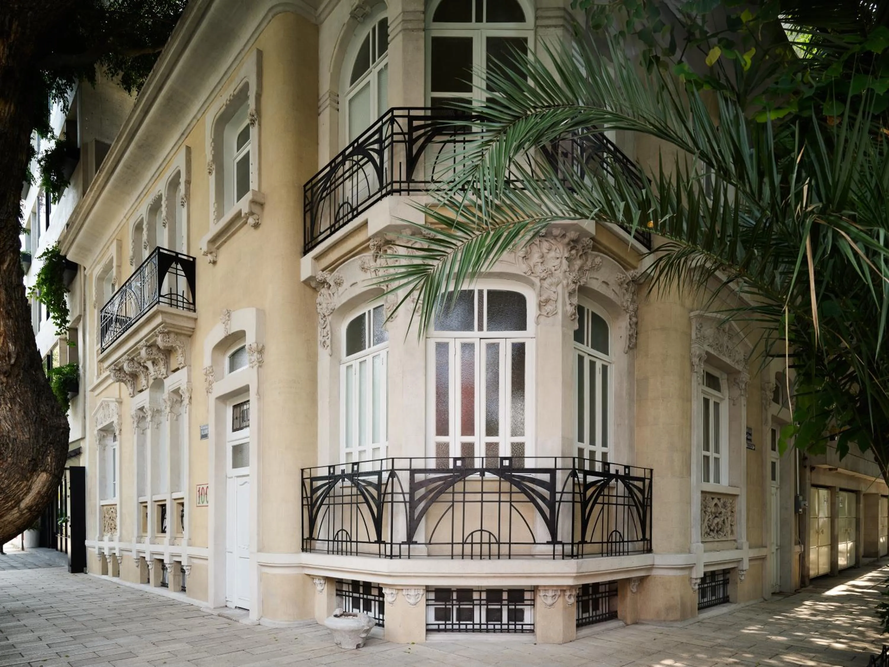 Property building in Maison México Roma
