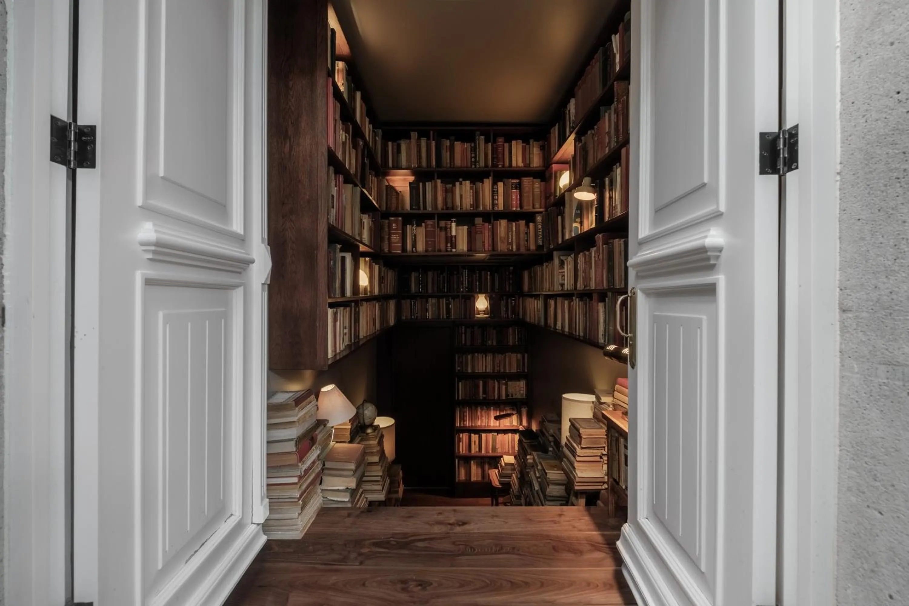 Library in Hotel Casa Izel Roma Norte