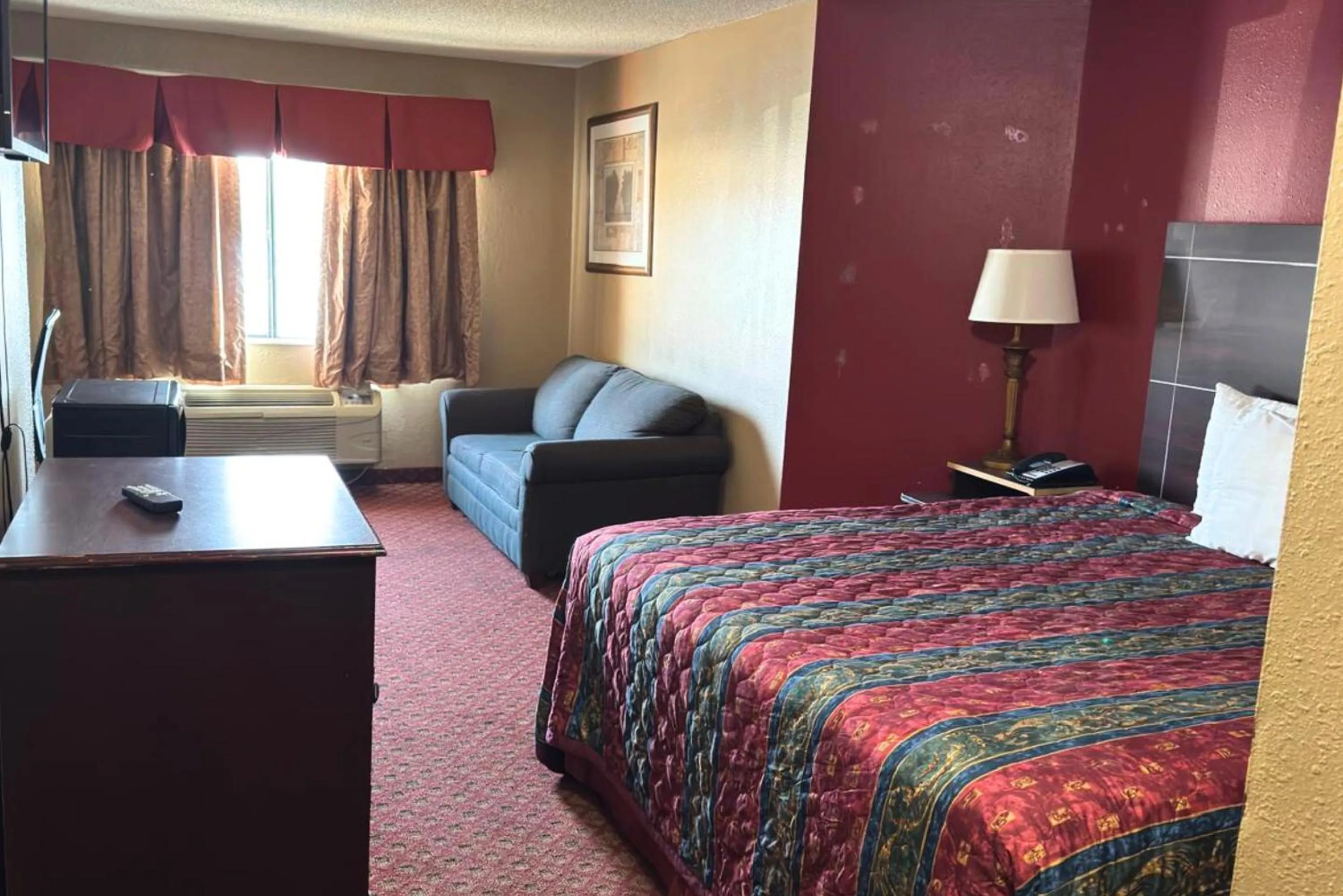 Bedroom, Bed in Broadway INN & SUITES OKC