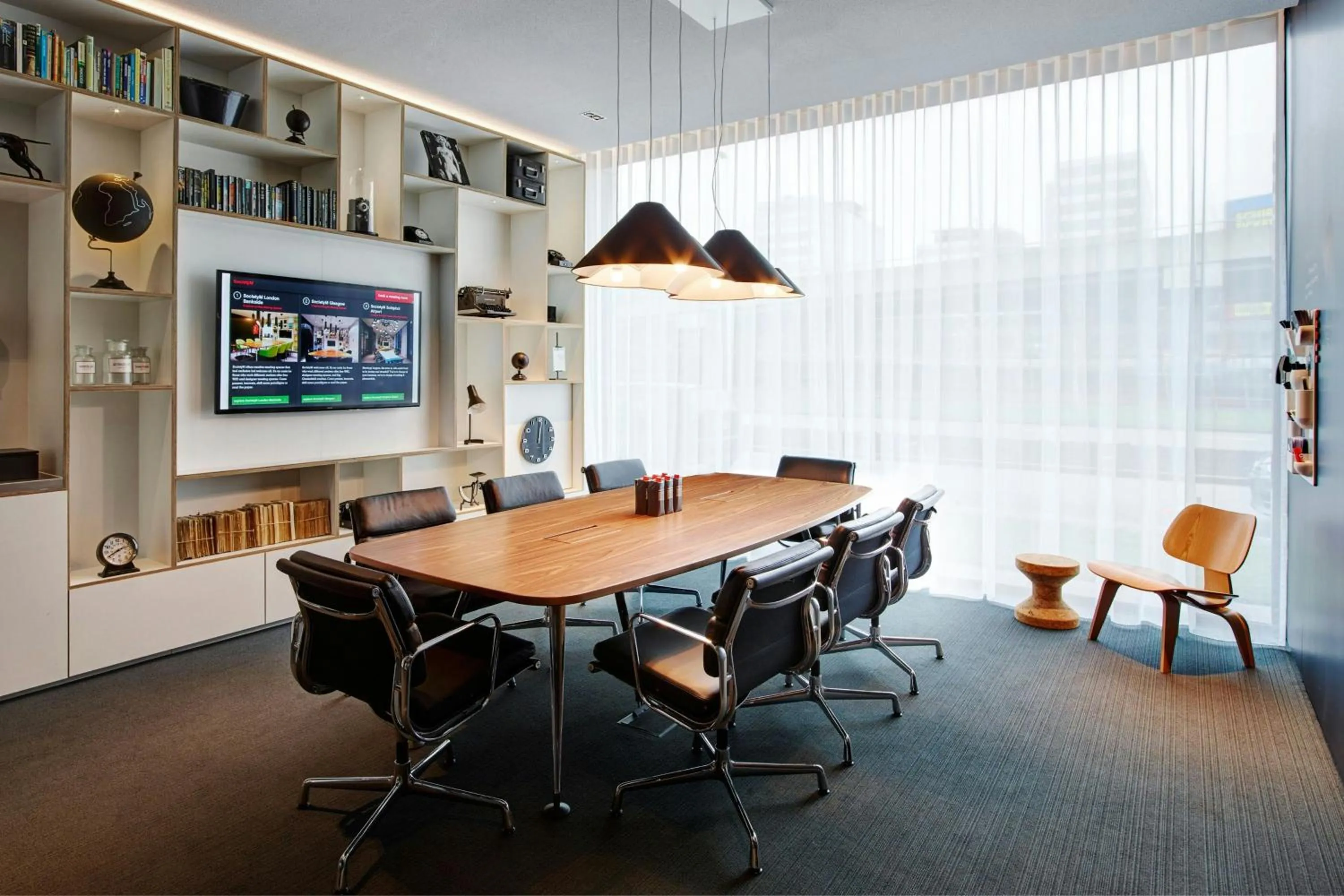 Meeting/conference room in citizenM Schiphol Airport