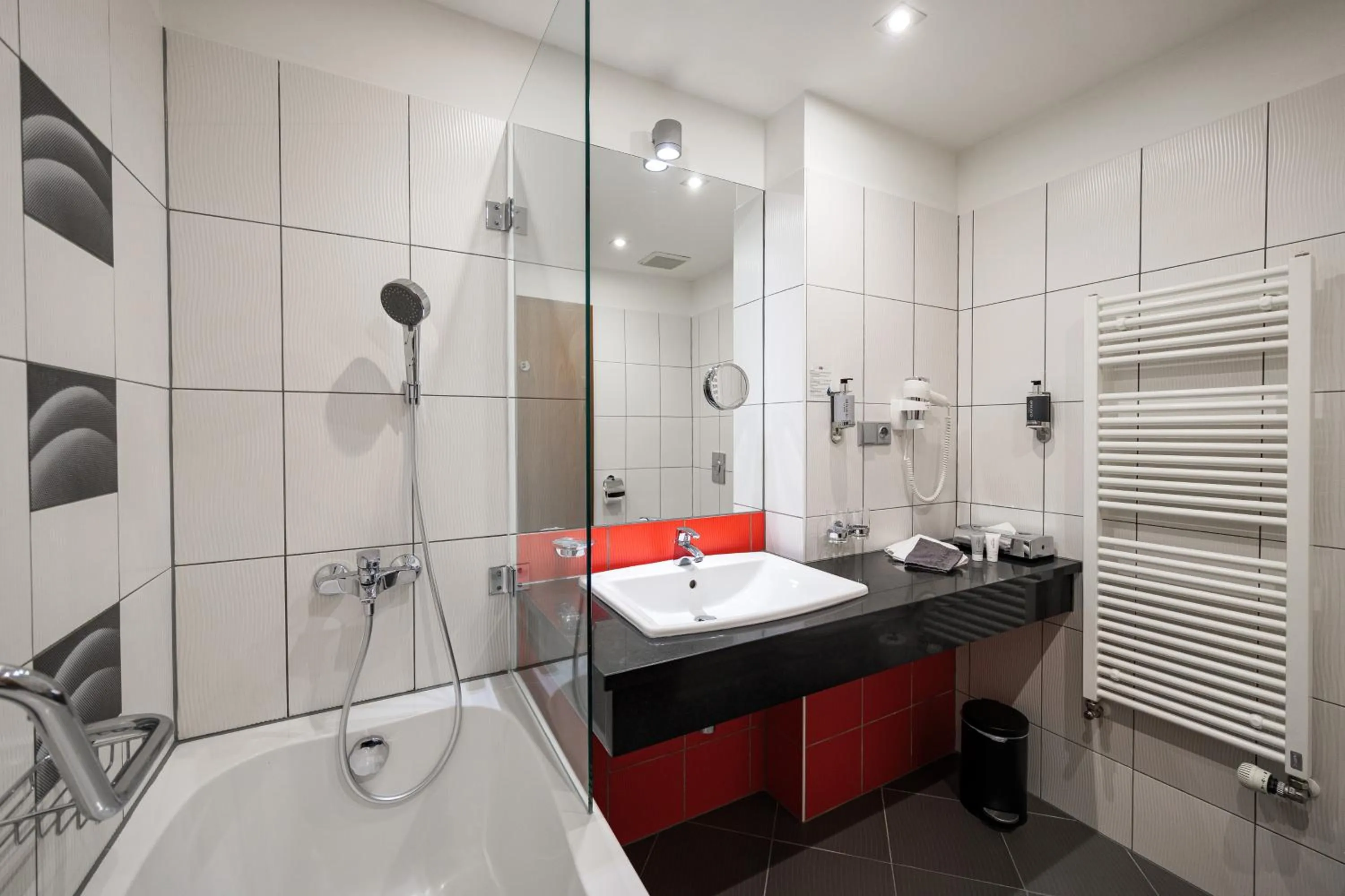 Bathroom, Bed in Hotel Silenzio