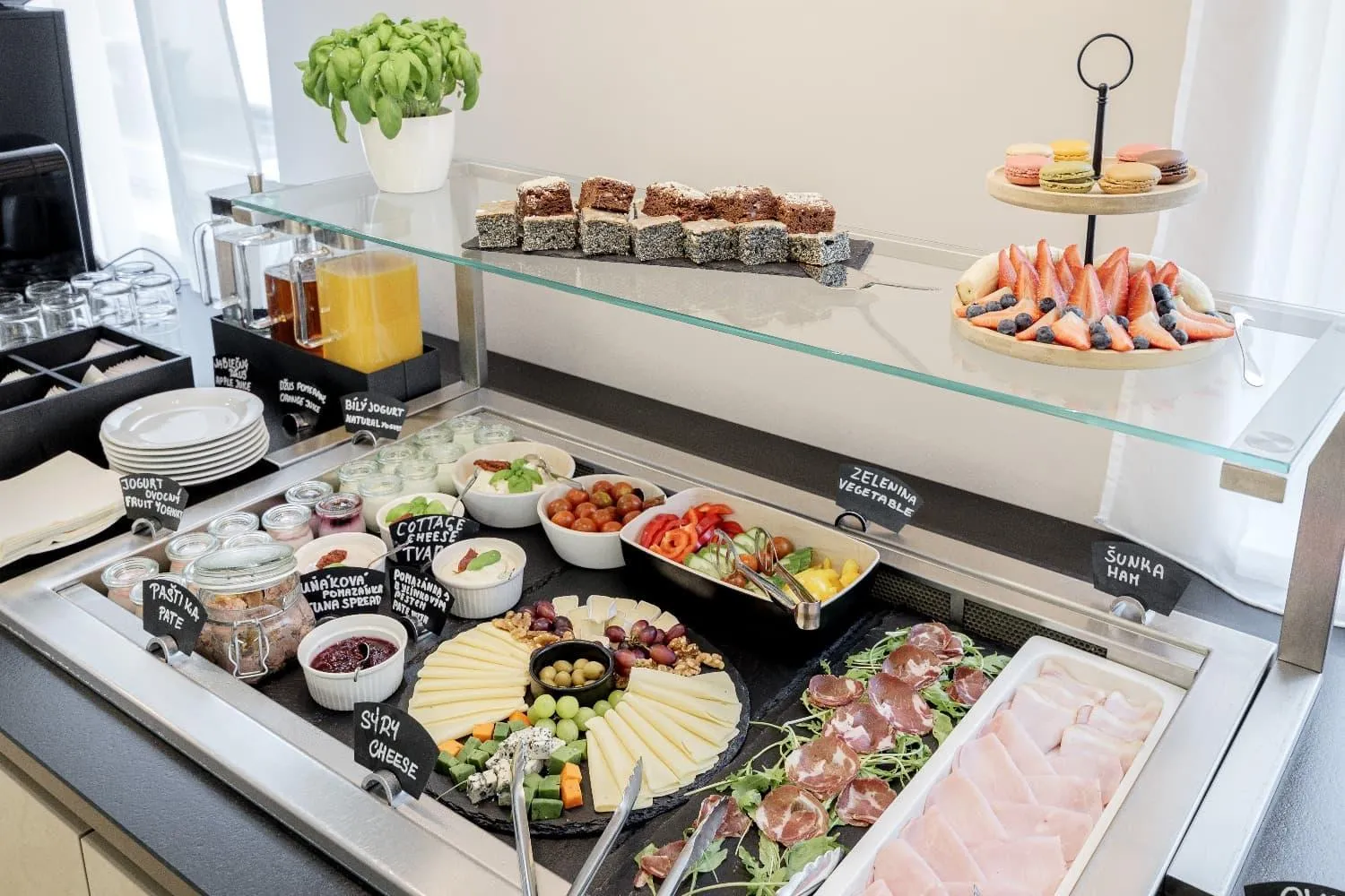 Breakfast in Hotel Silenzio