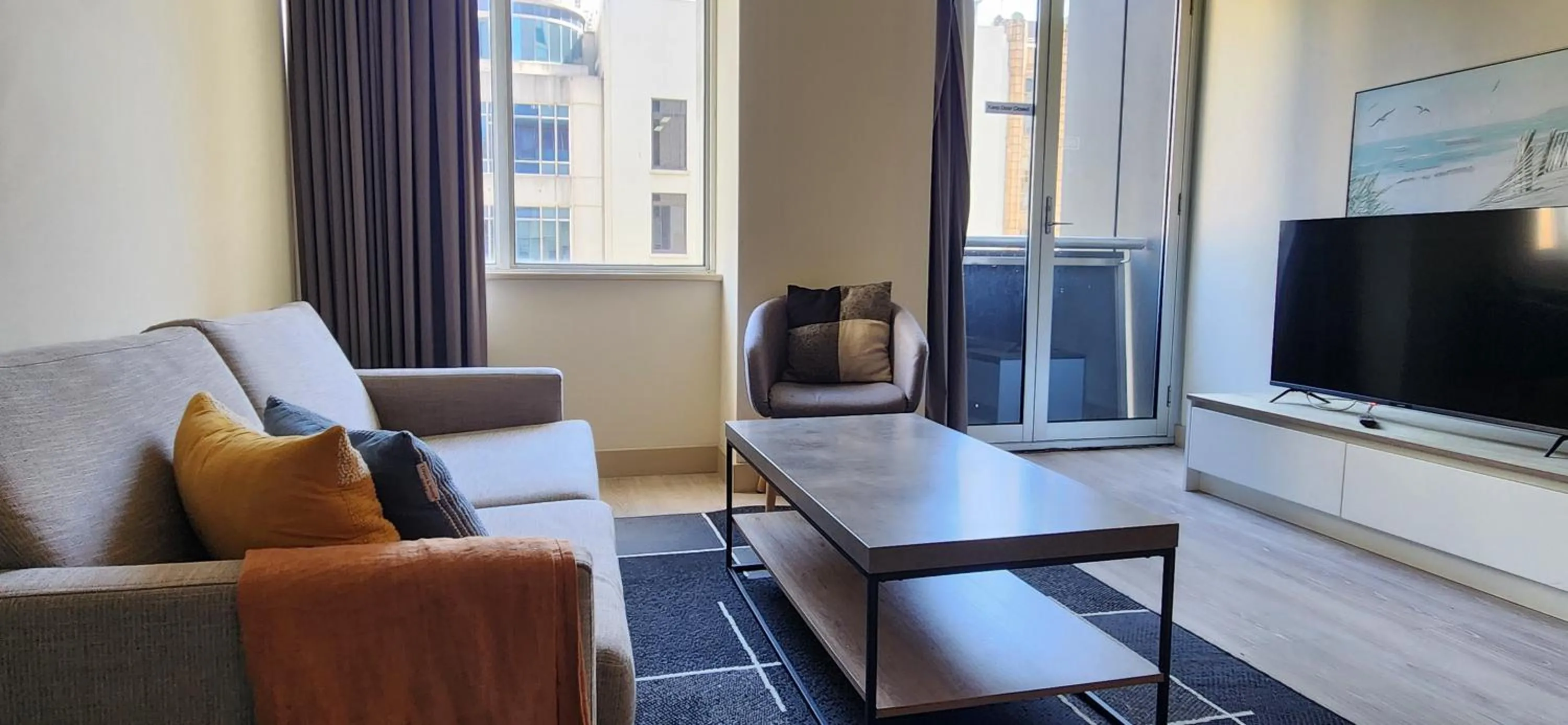 One-Bedroom Apartment in Absolute Collins Apartments