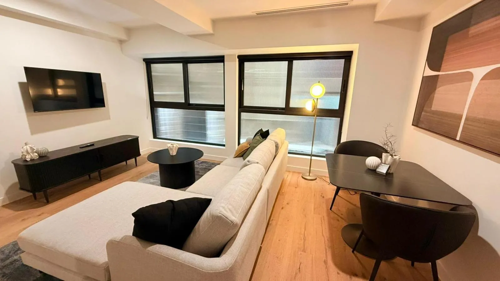 One-Bedroom Superior Apartment in Absolute Collins Apartments