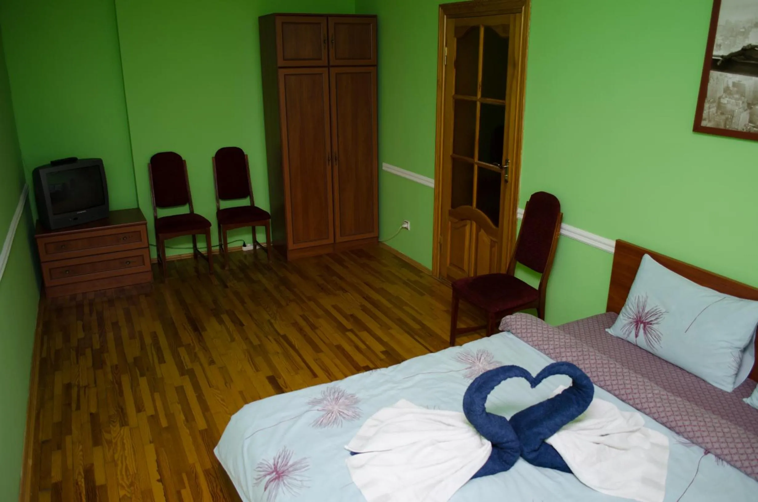 Bedroom, Bed in Babylon Apartments