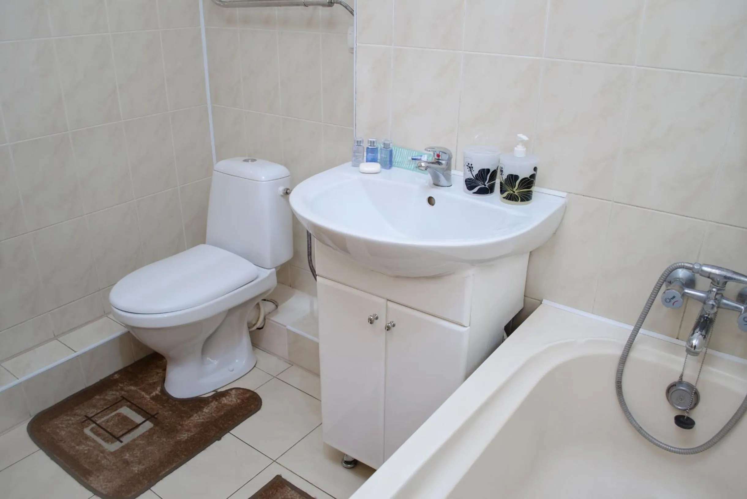 Toilet in Babylon Apartments
