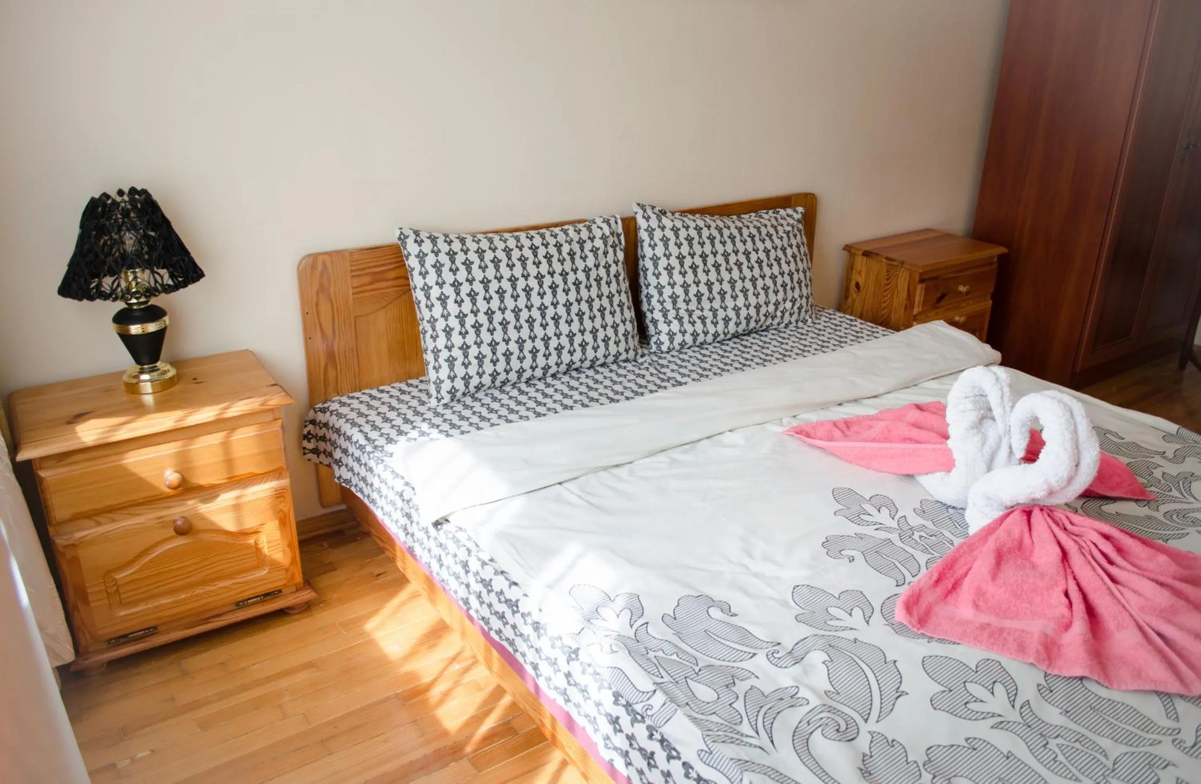 Bedroom, Bed in Babylon Apartments