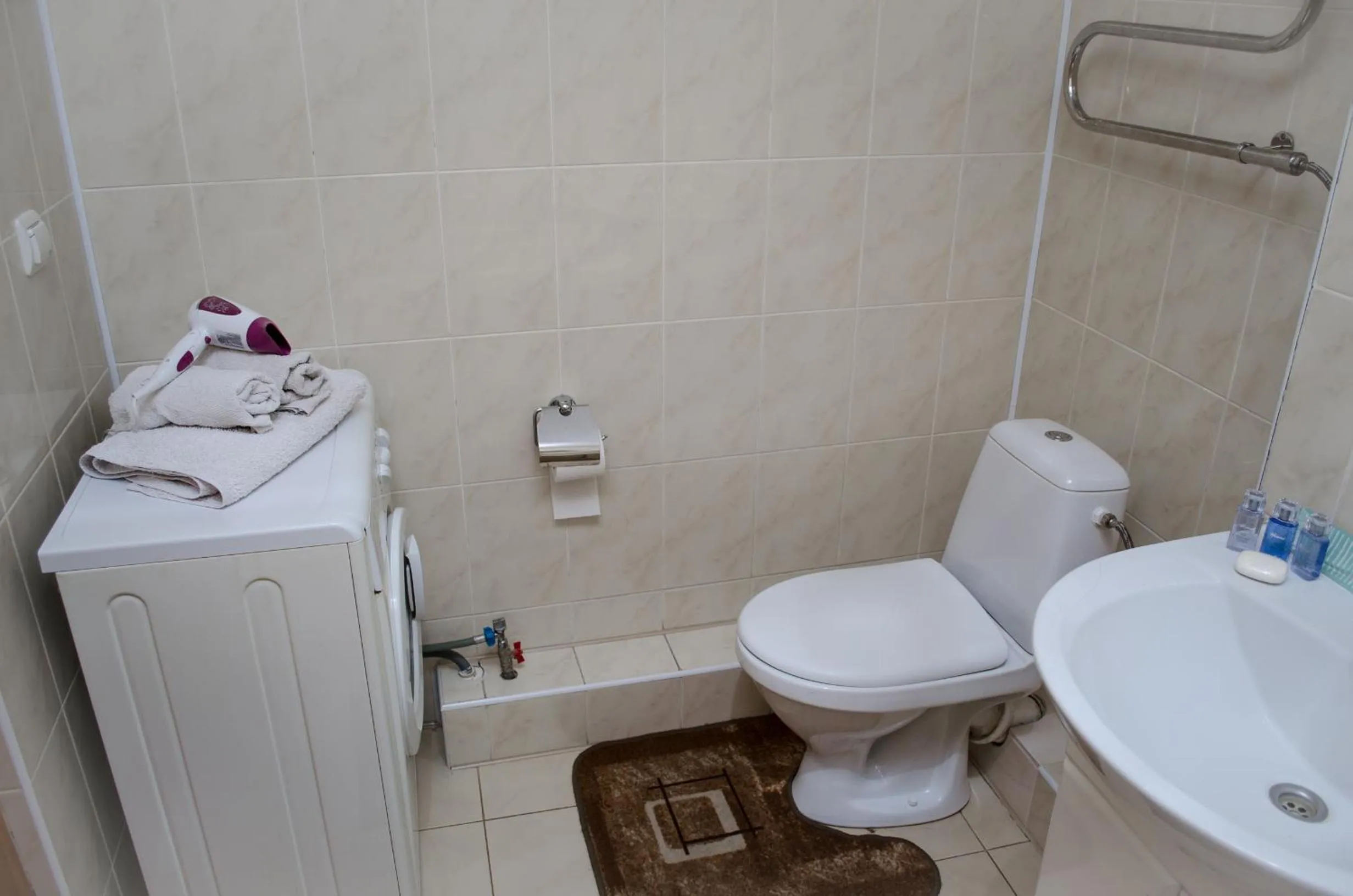 Toilet in Babylon Apartments