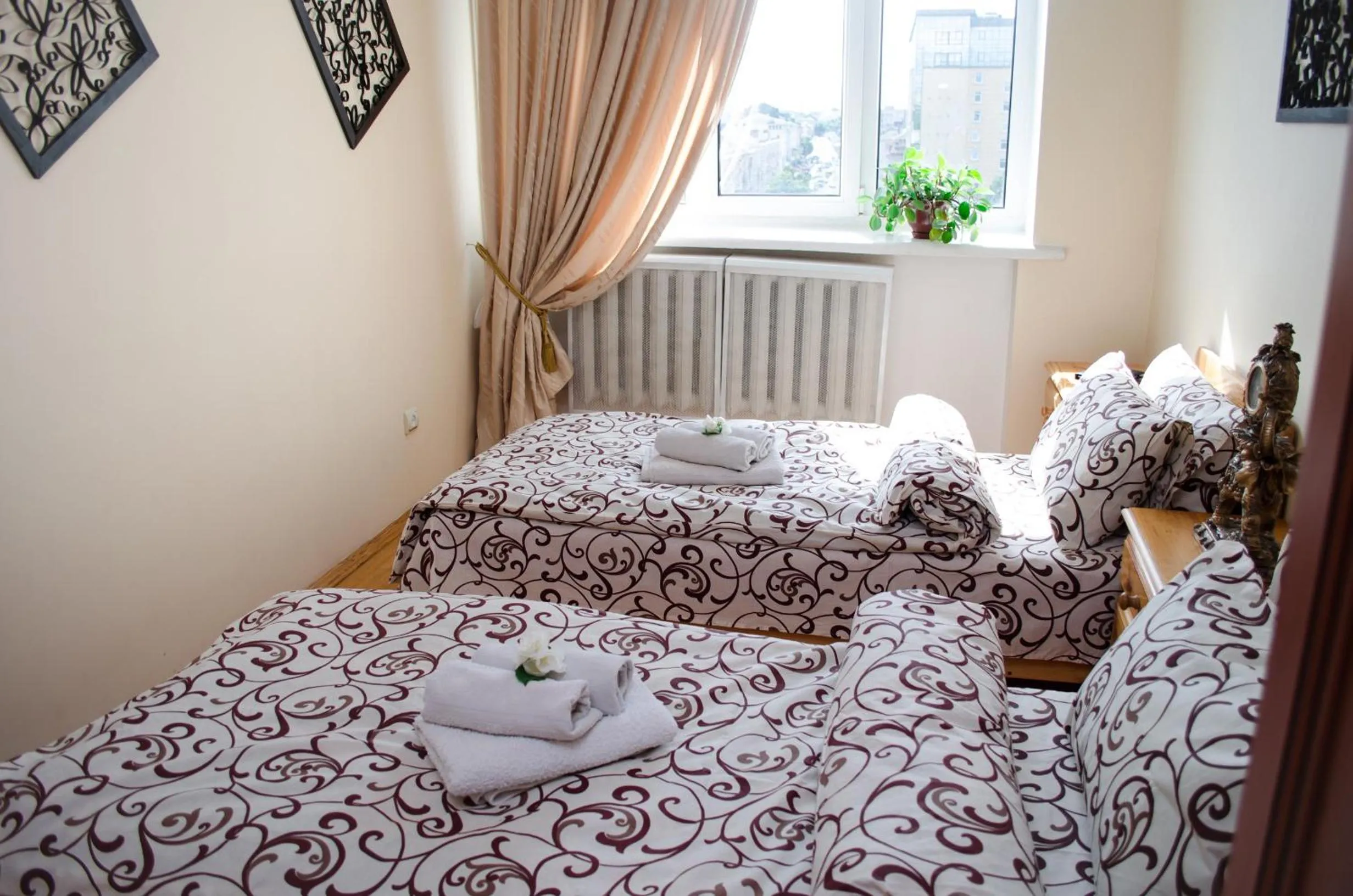 Bedroom, Bed in Babylon Apartments