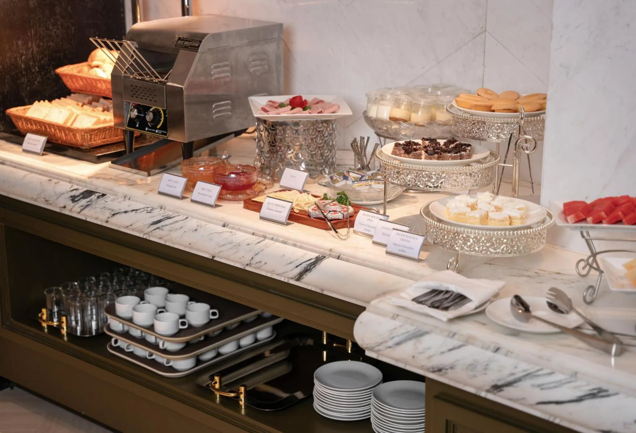 Food and drinks in Luxe Paradise Premium Hotel Pham Hong Thai