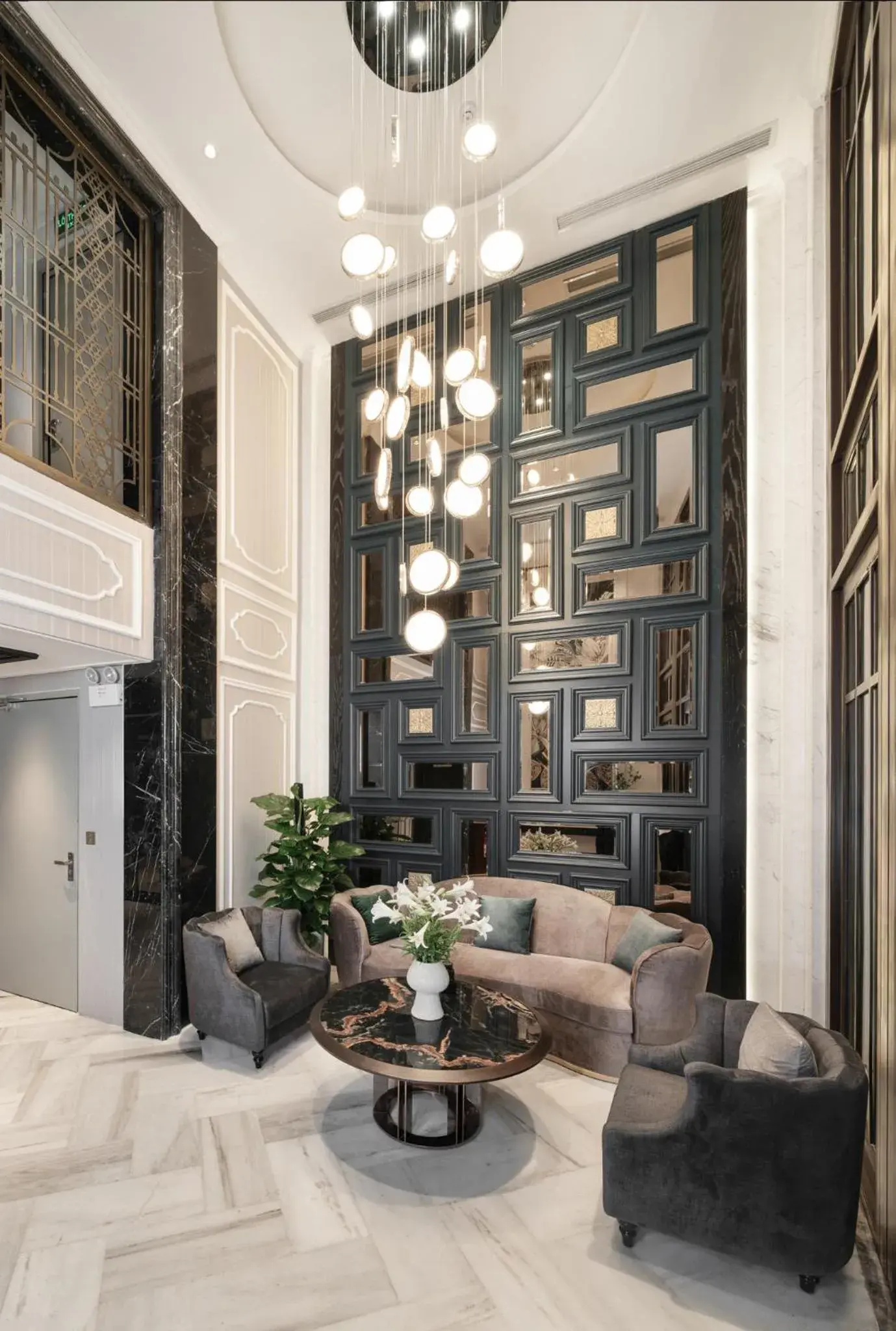 Lobby or reception in Luxe Paradise Premium Hotel Pham Hong Thai Lobby or reception in Luxe Paradise Premium Hotel Pham Hong Thai