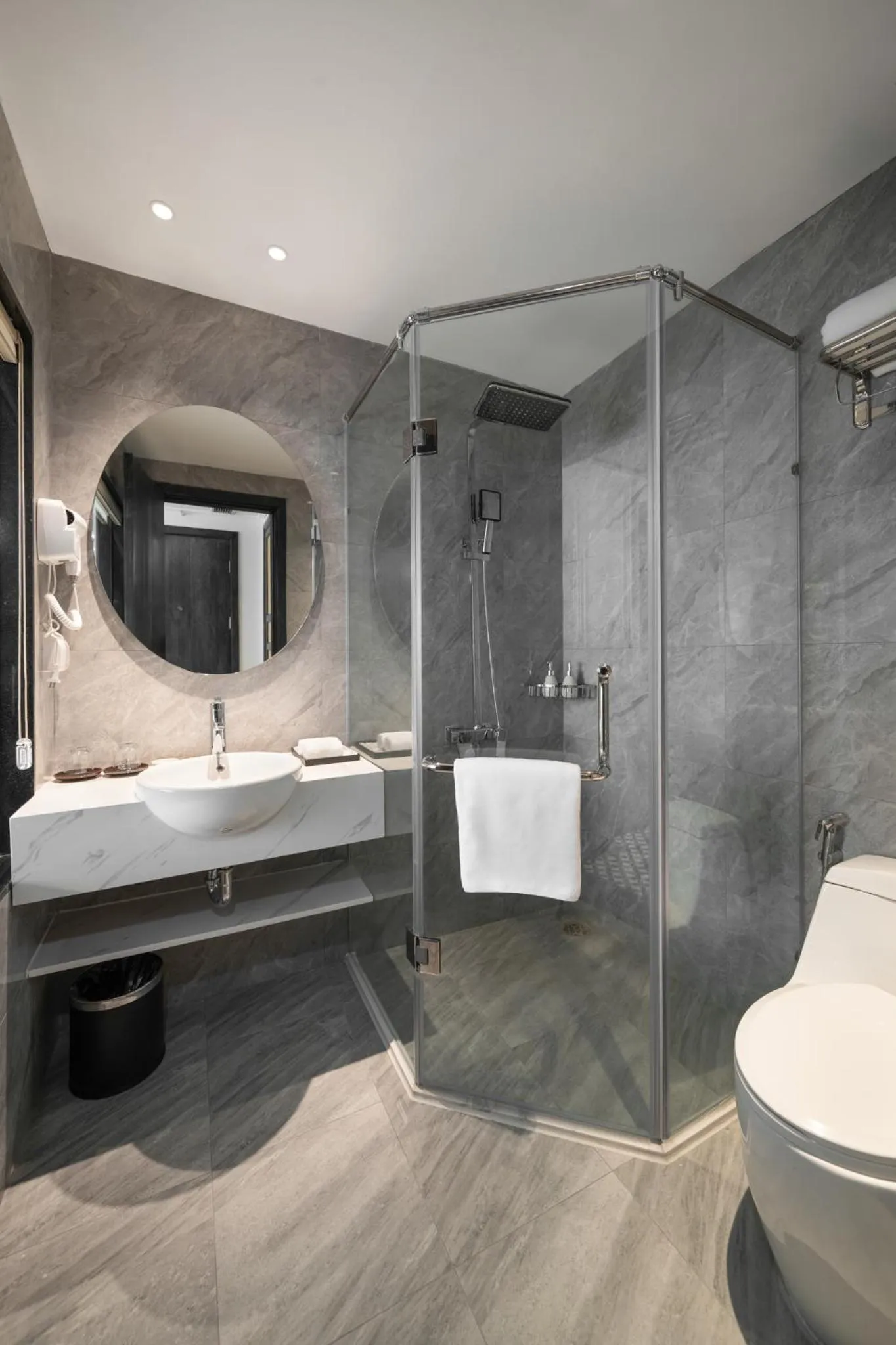 Shower in Luxe Paradise Premium Hotel Pham Hong Thai