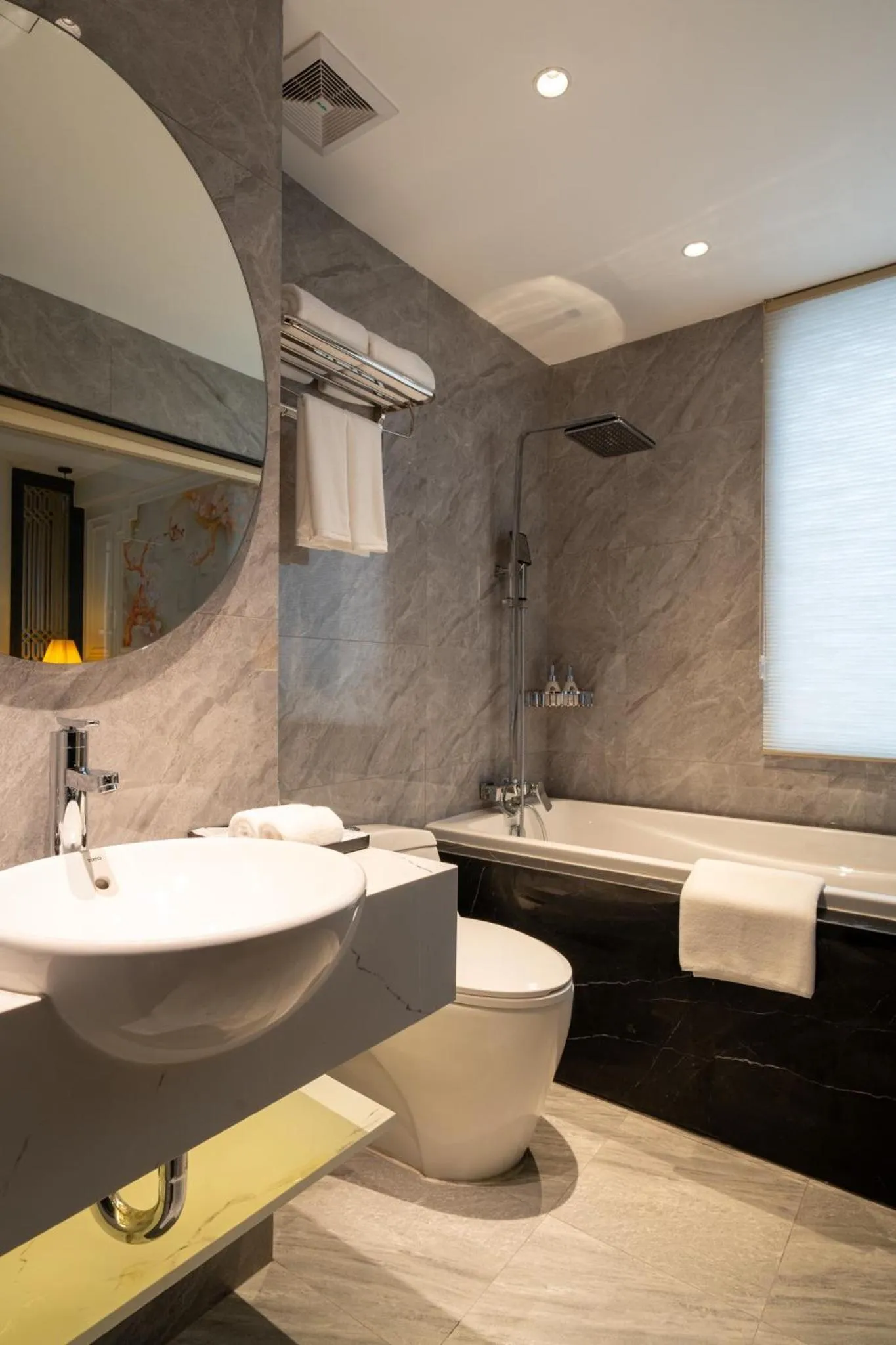 Shower in Luxe Paradise Premium Hotel Pham Hong Thai