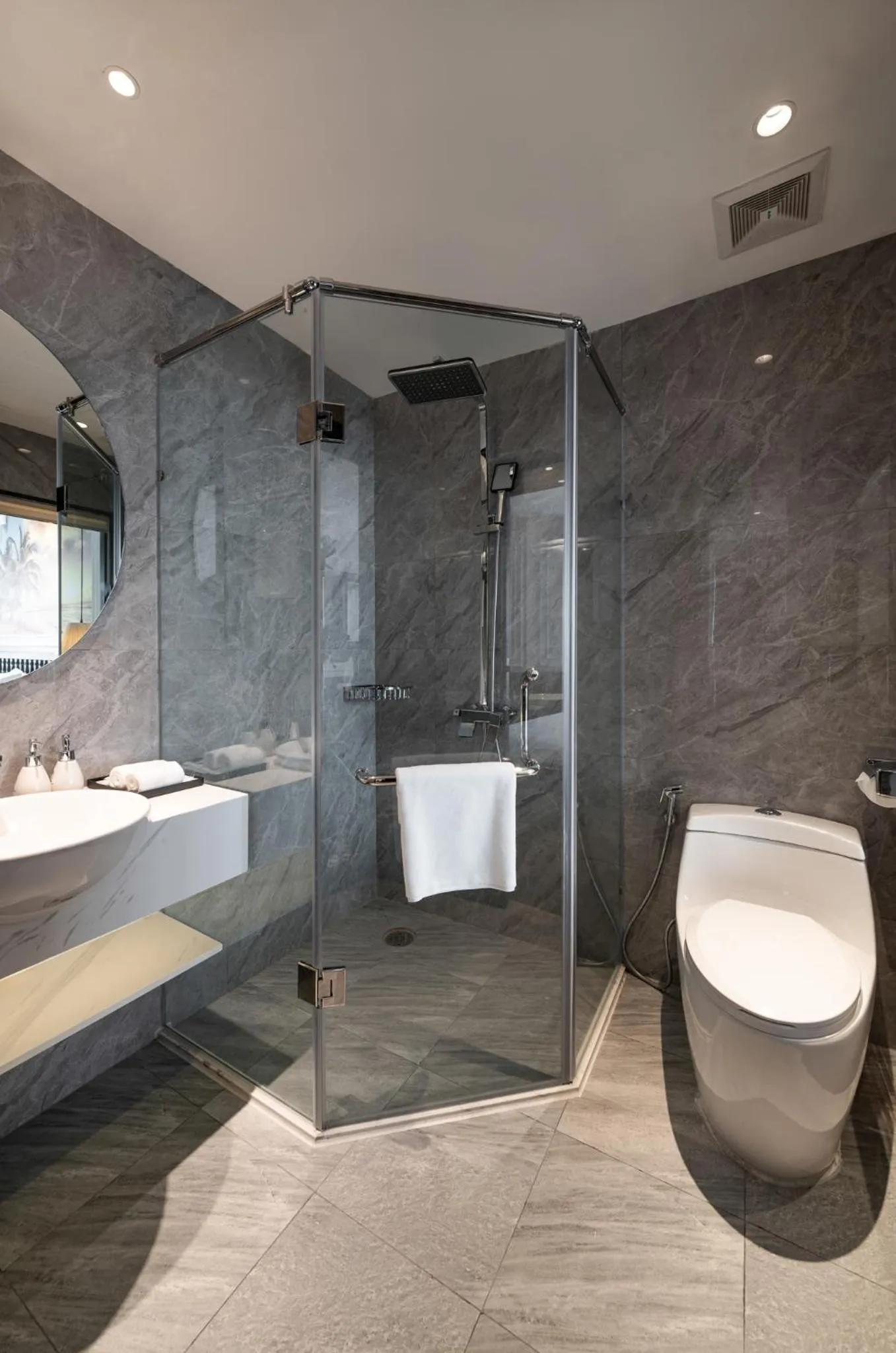 Shower in Luxe Paradise Premium Hotel Pham Hong Thai