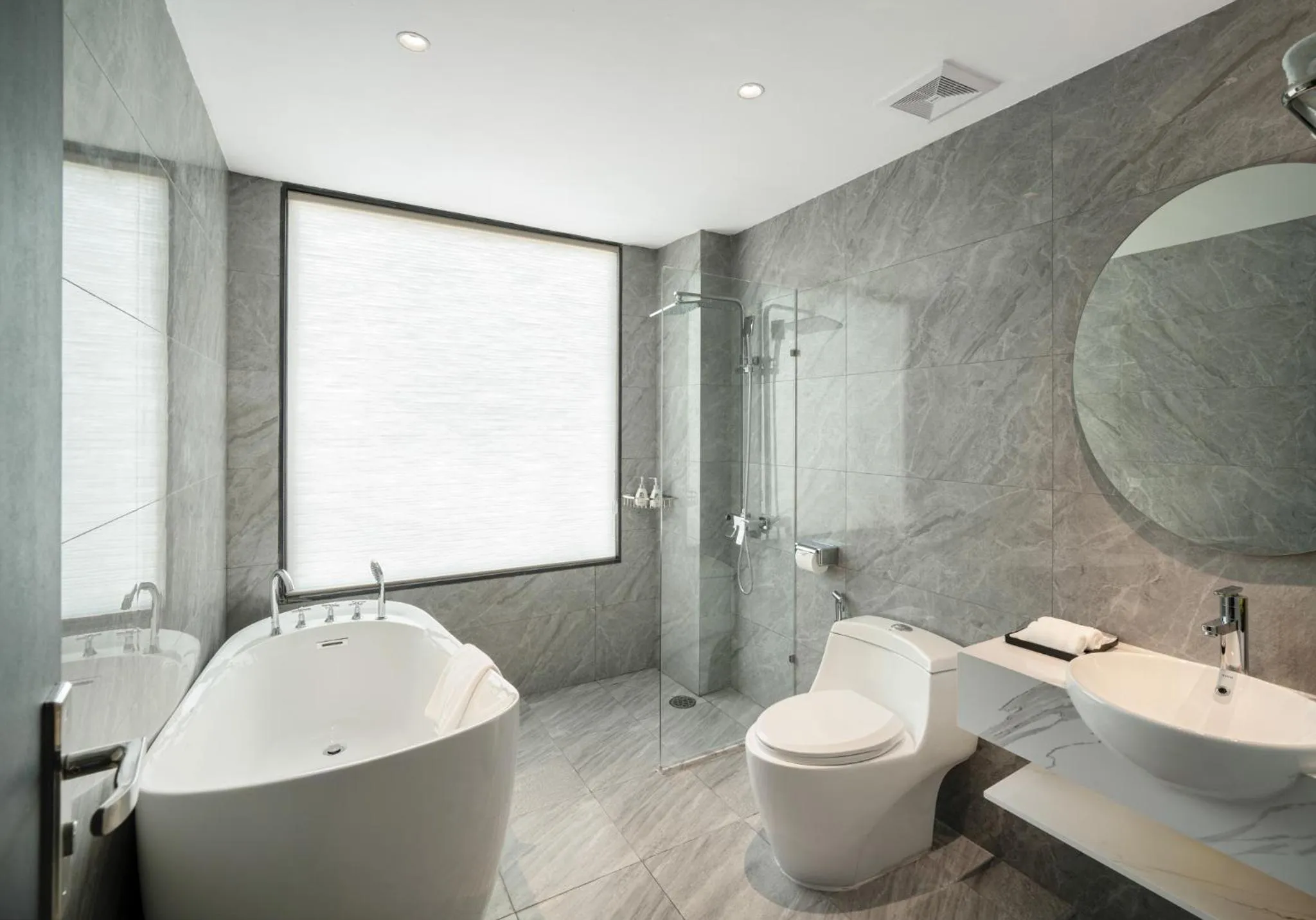 Shower in Luxe Paradise Premium Hotel Pham Hong Thai