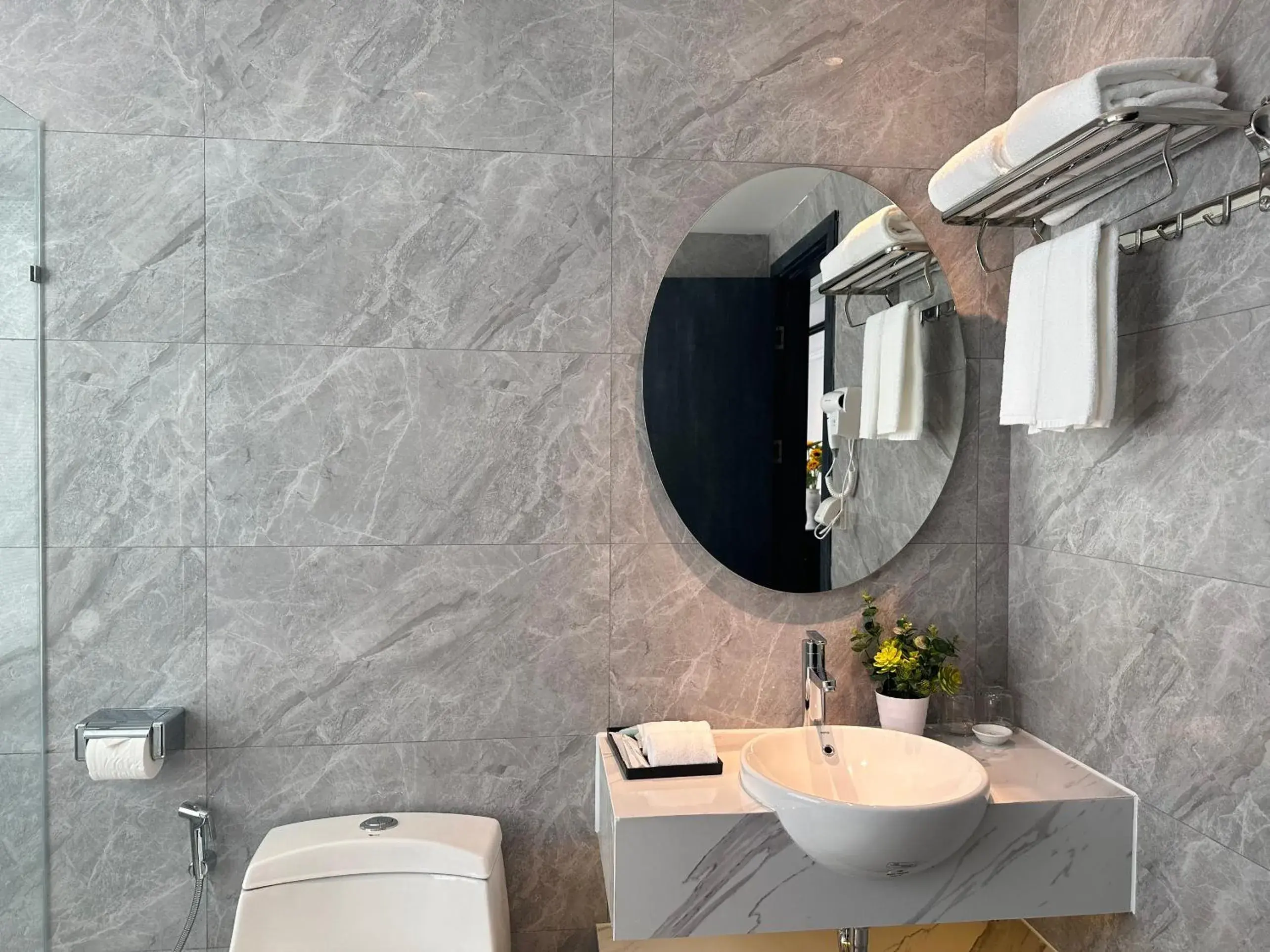 Bathroom in Luxe Paradise Premium Hotel Pham Hong Thai Bathroom in Luxe Paradise Premium Hotel Pham Hong Thai