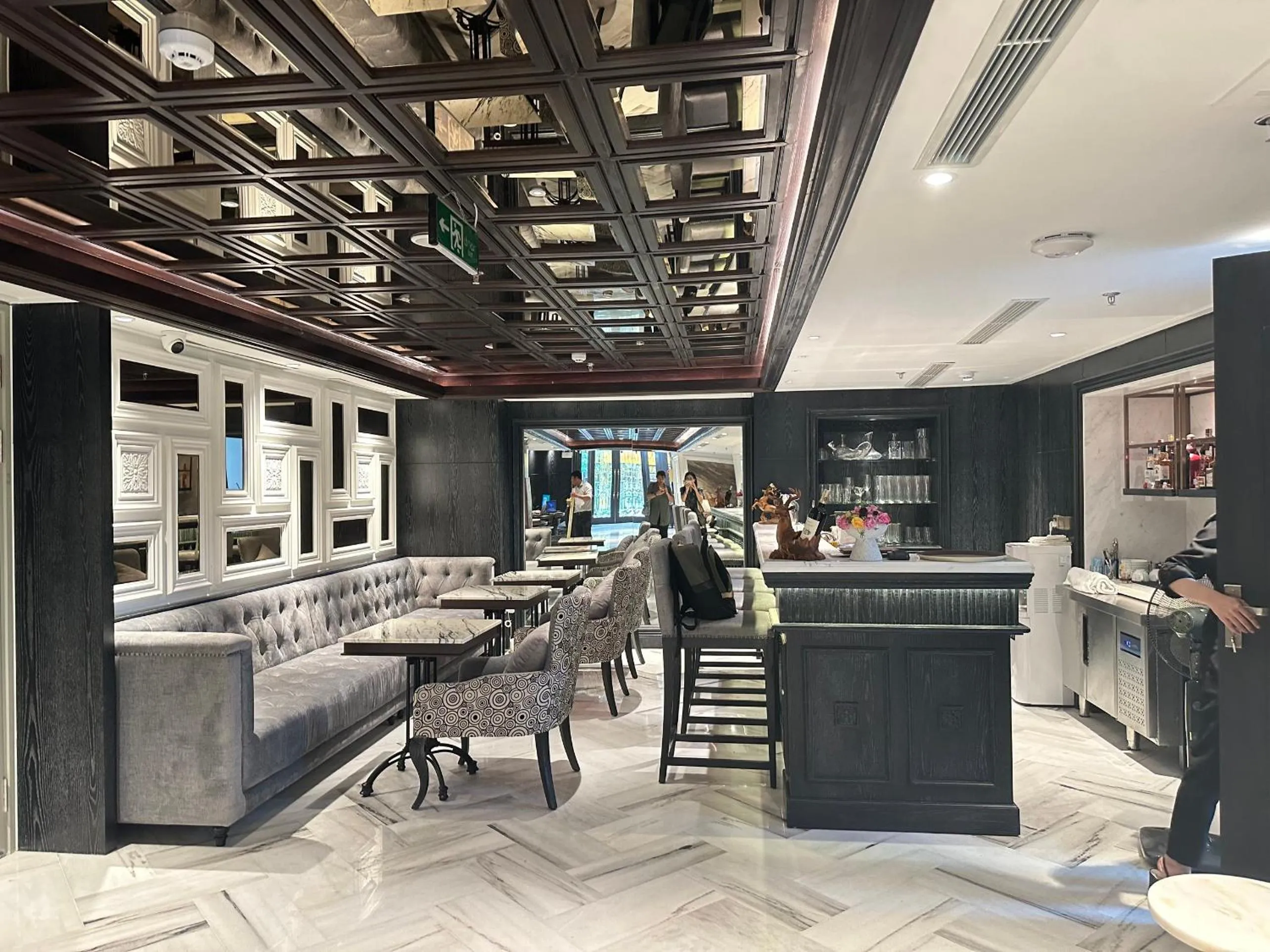 Lounge or bar in Luxe Paradise Premium Hotel Pham Hong Thai