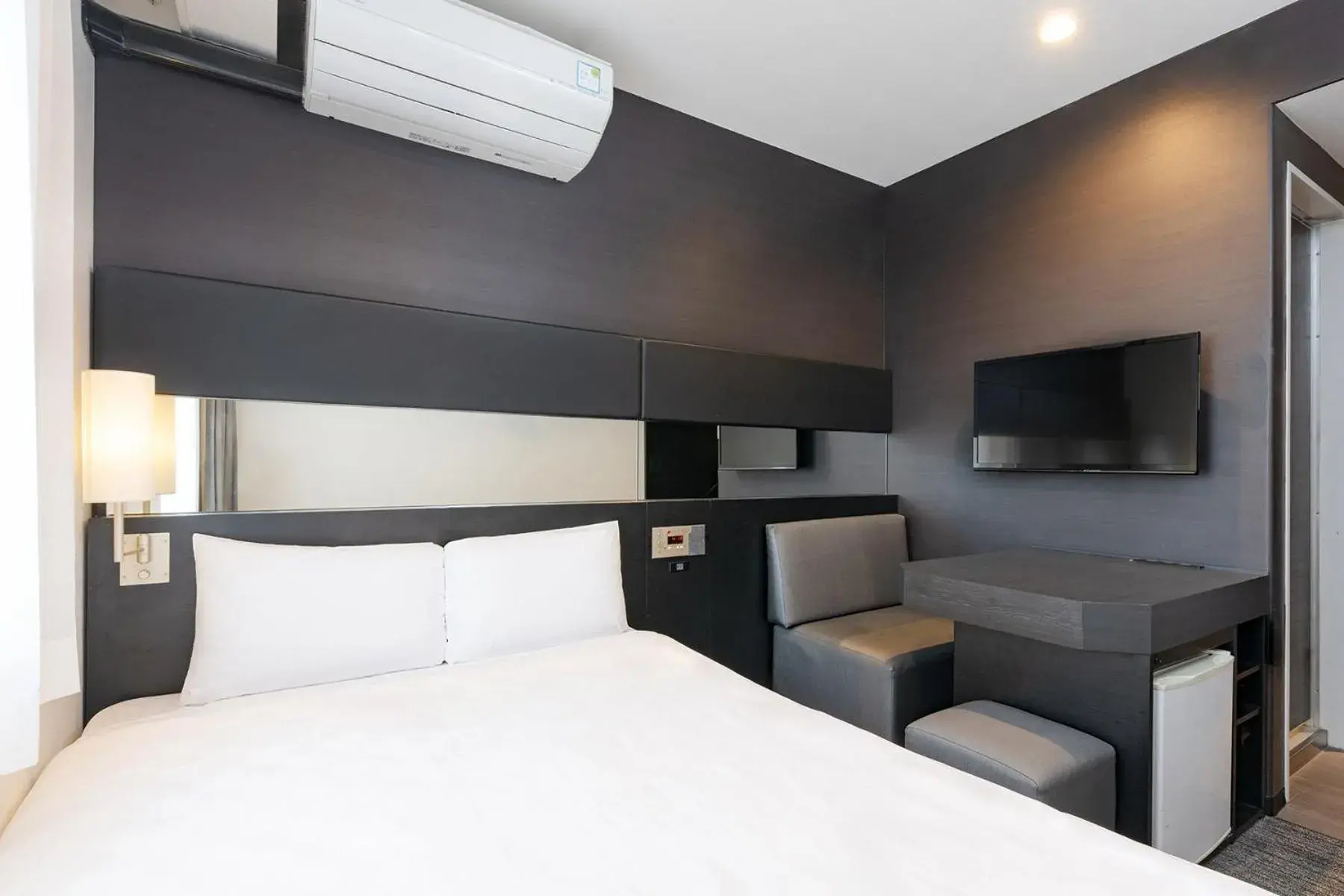 Bed in The OneFive Osaka Namba Dotonbori Bed in The OneFive Osaka Namba Dotonbori