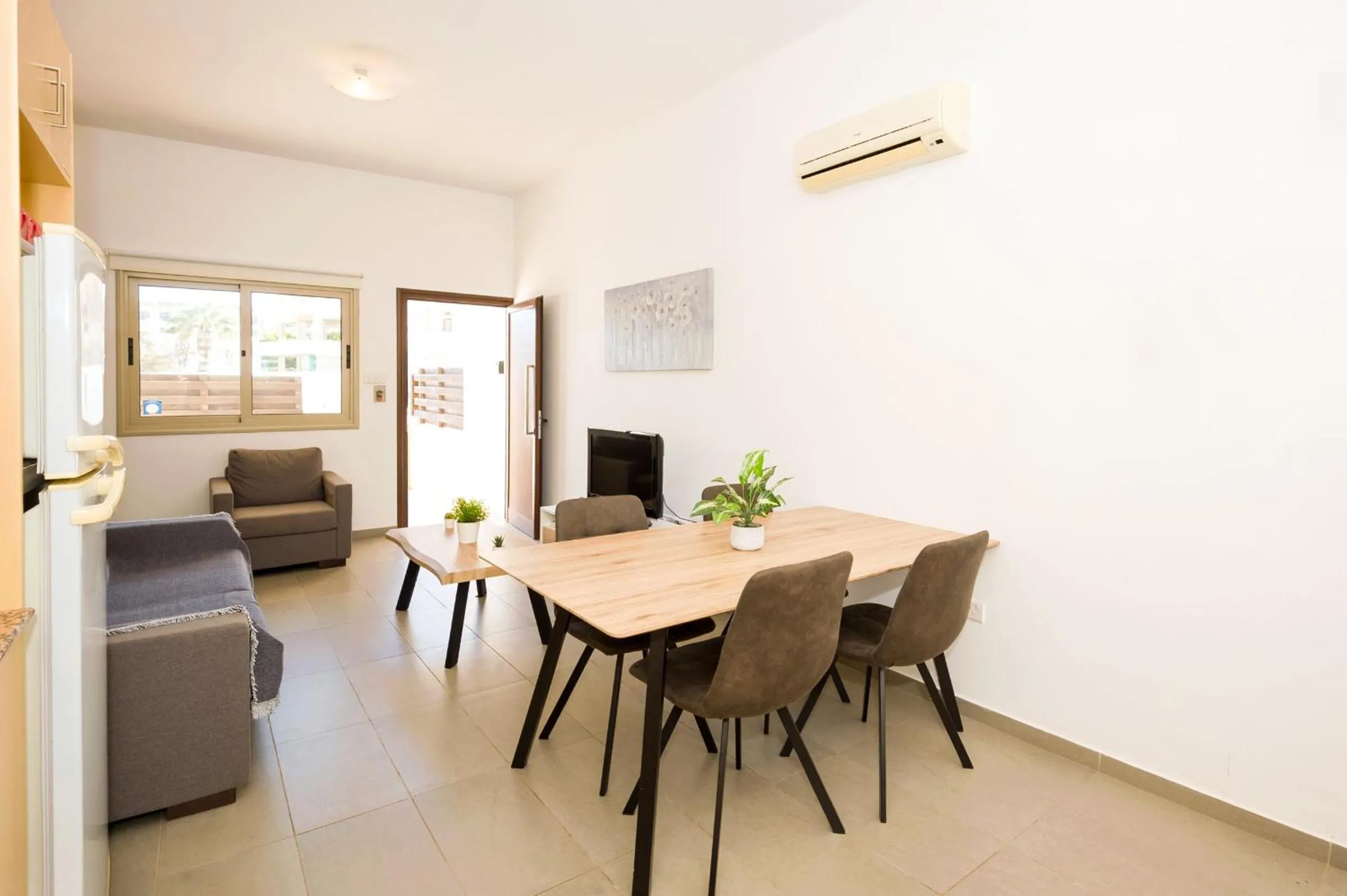 Dining area in Bowker Apartment