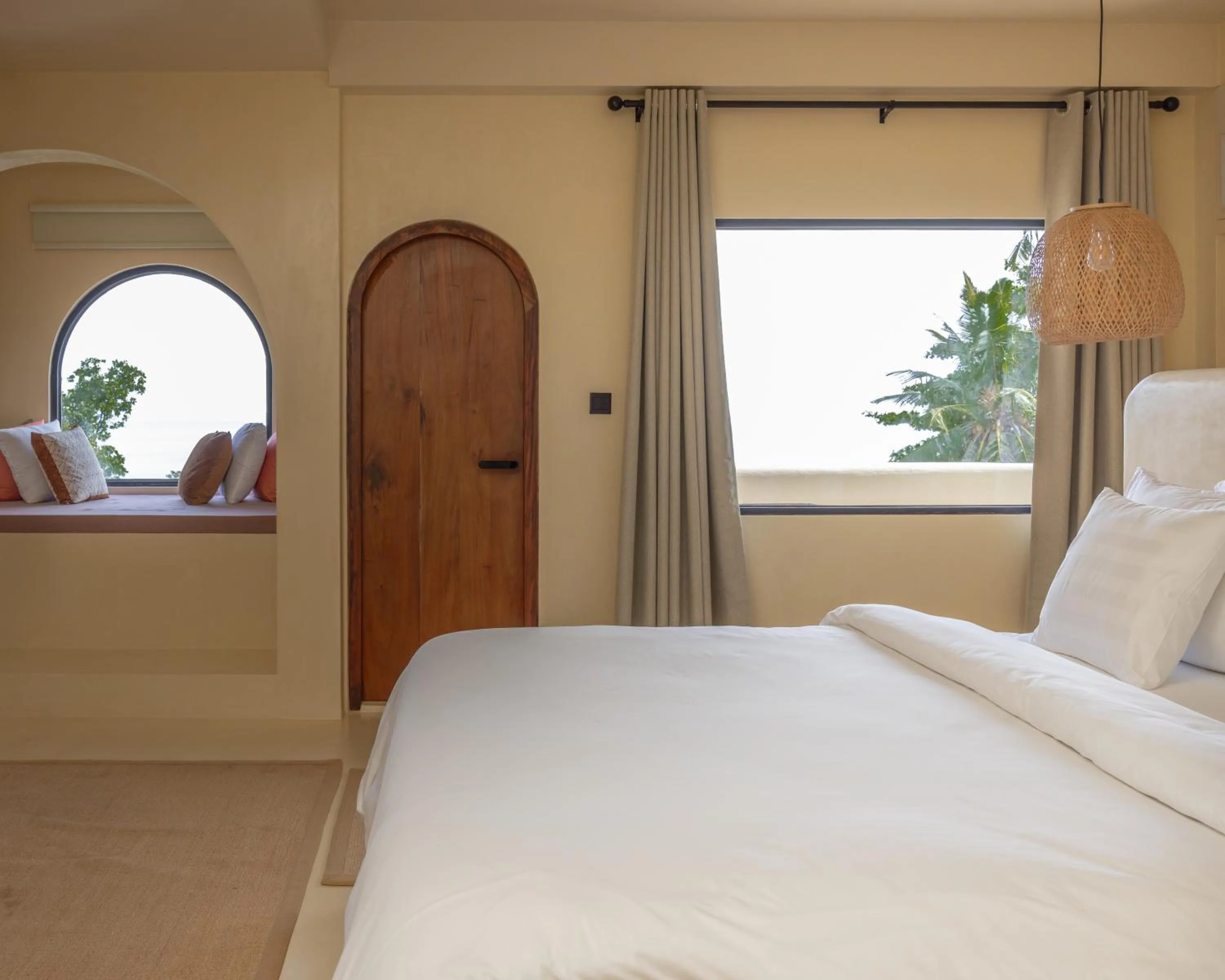 Seating area, Bed in Isla Retreat