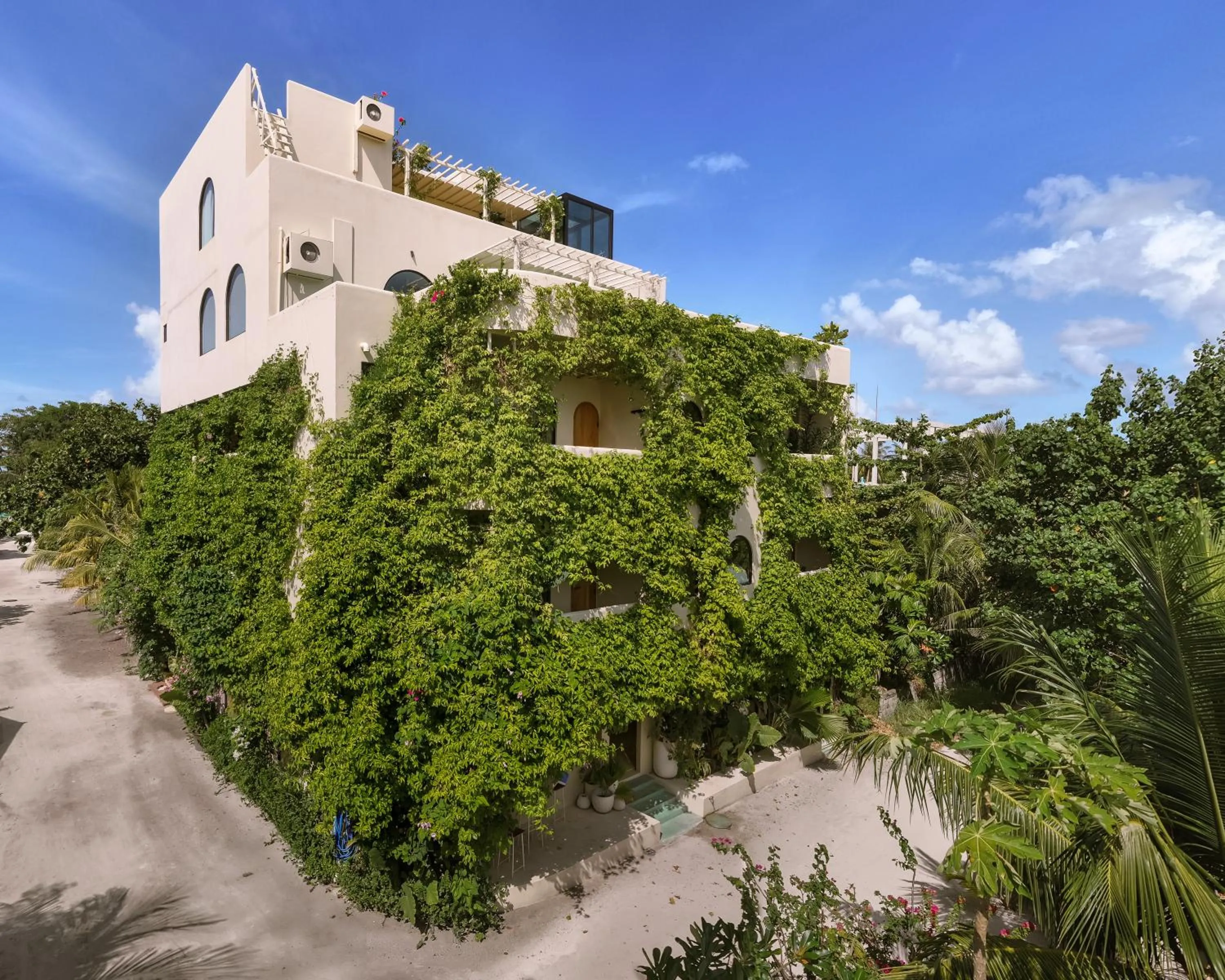 Property building in Isla Retreat