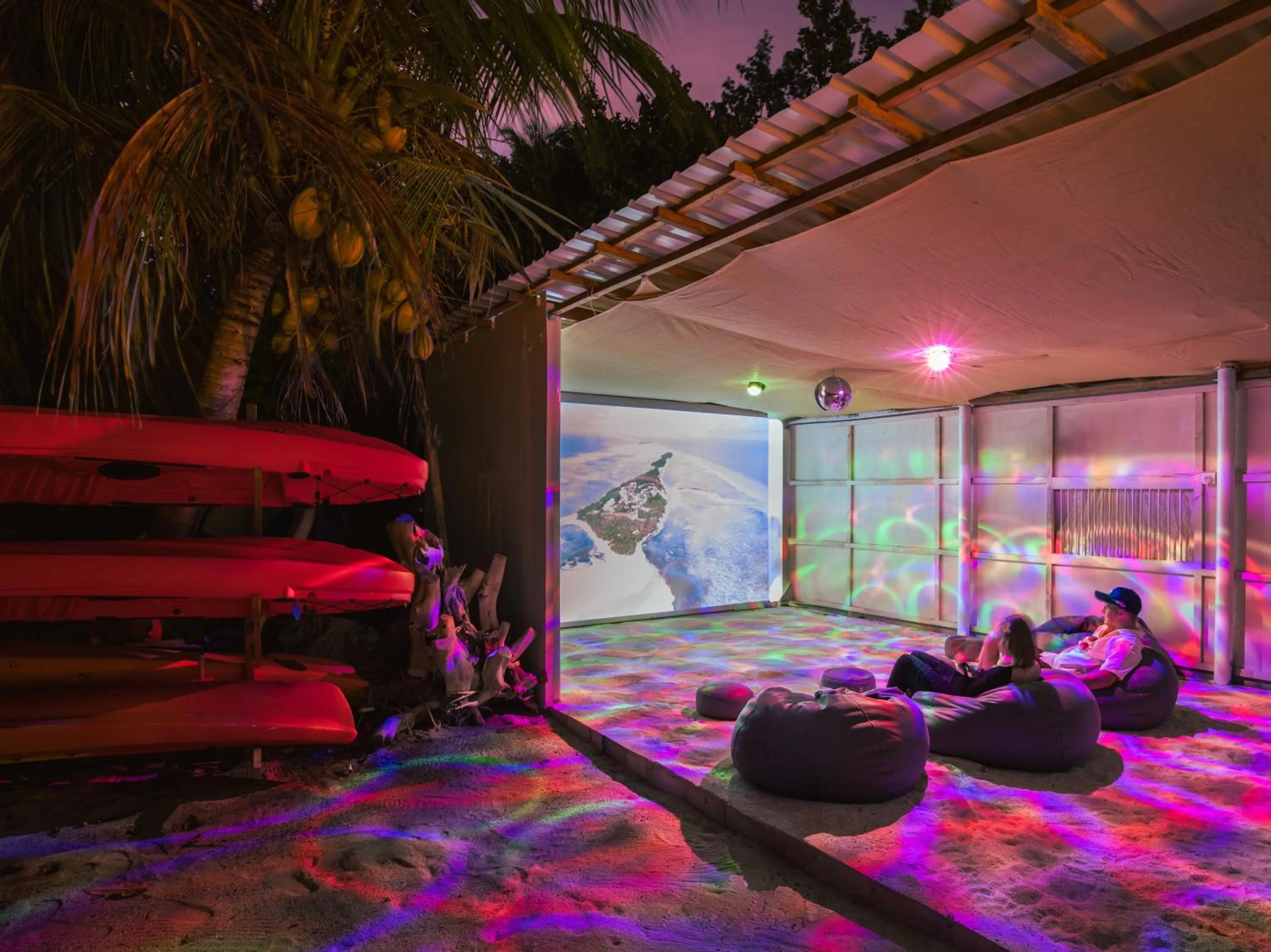 Evening entertainment in Isla Retreat