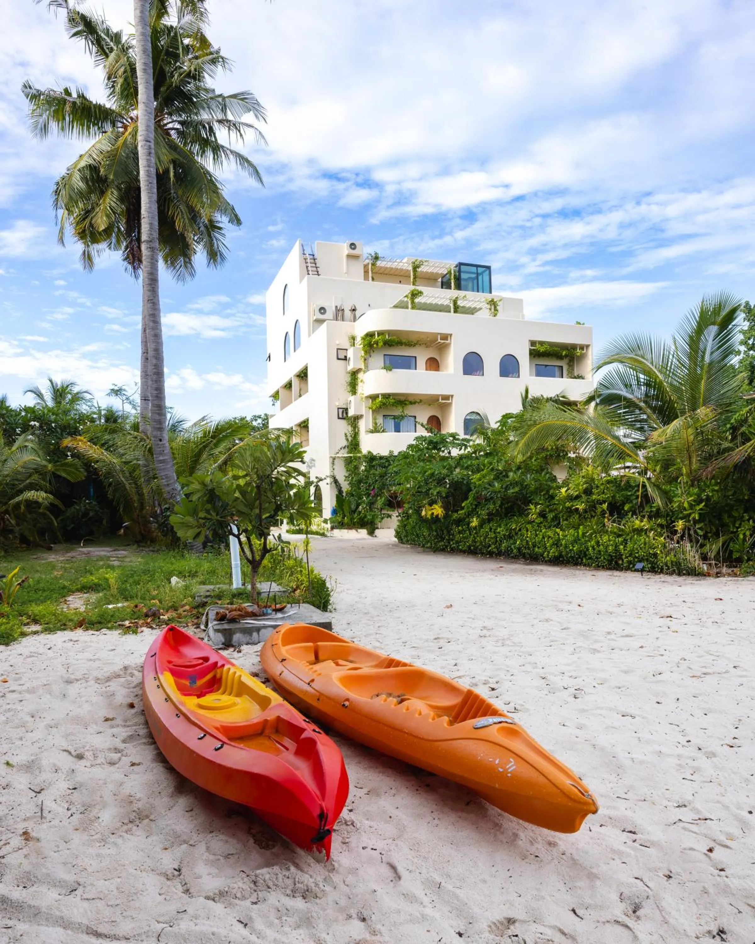 Property building in Isla Retreat