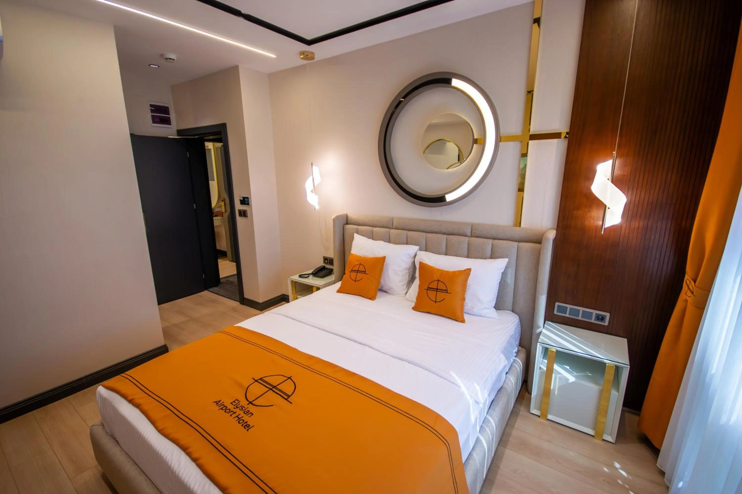 Photo of the whole room, Bed in Elysian Airport Hotel & Restaurant