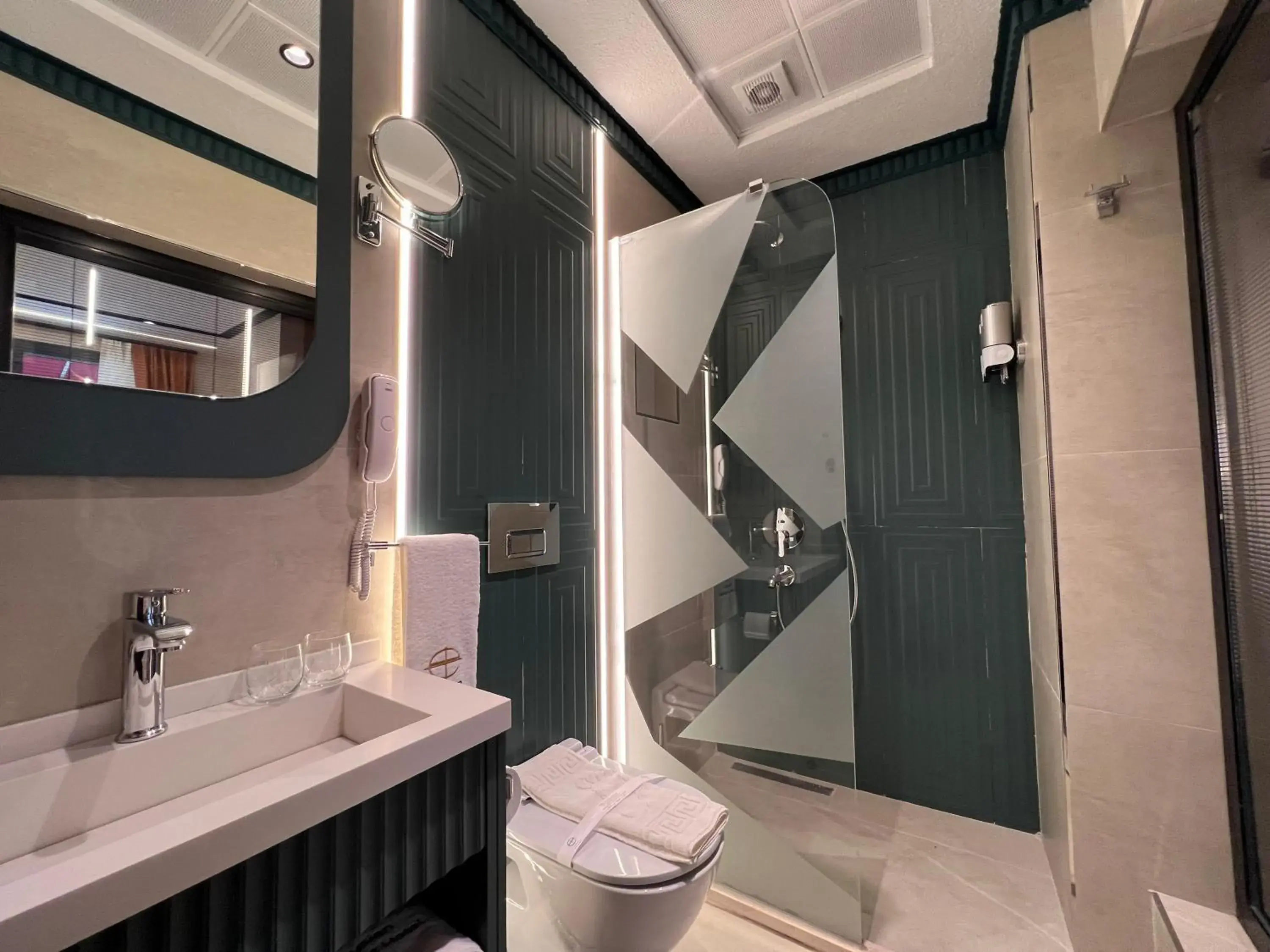 Toilet in Elysian Airport Hotel & Restaurant Toilet in Elysian Airport Hotel & Restaurant