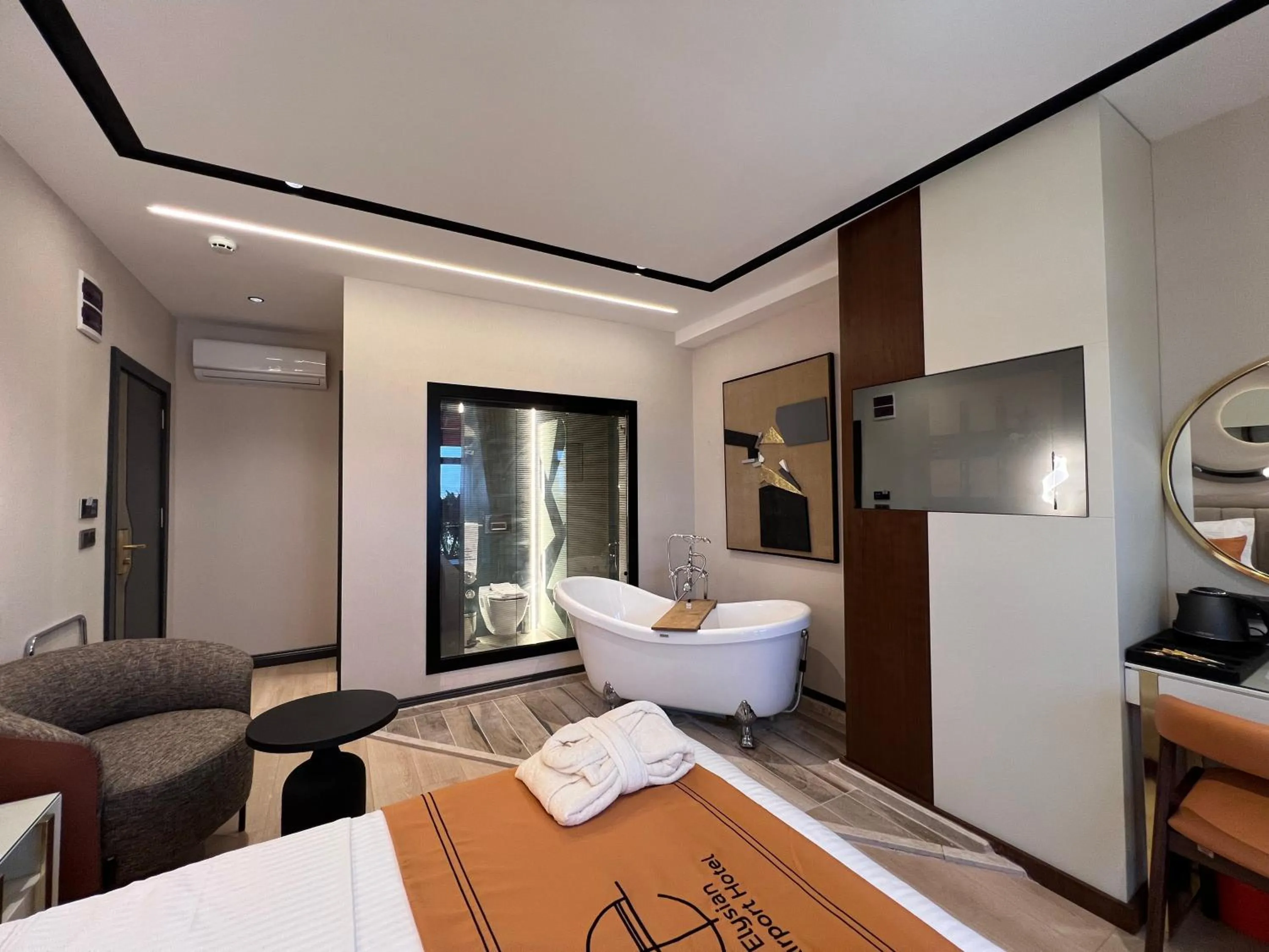 Photo of the whole room, Bed in Elysian Airport Hotel & Restaurant