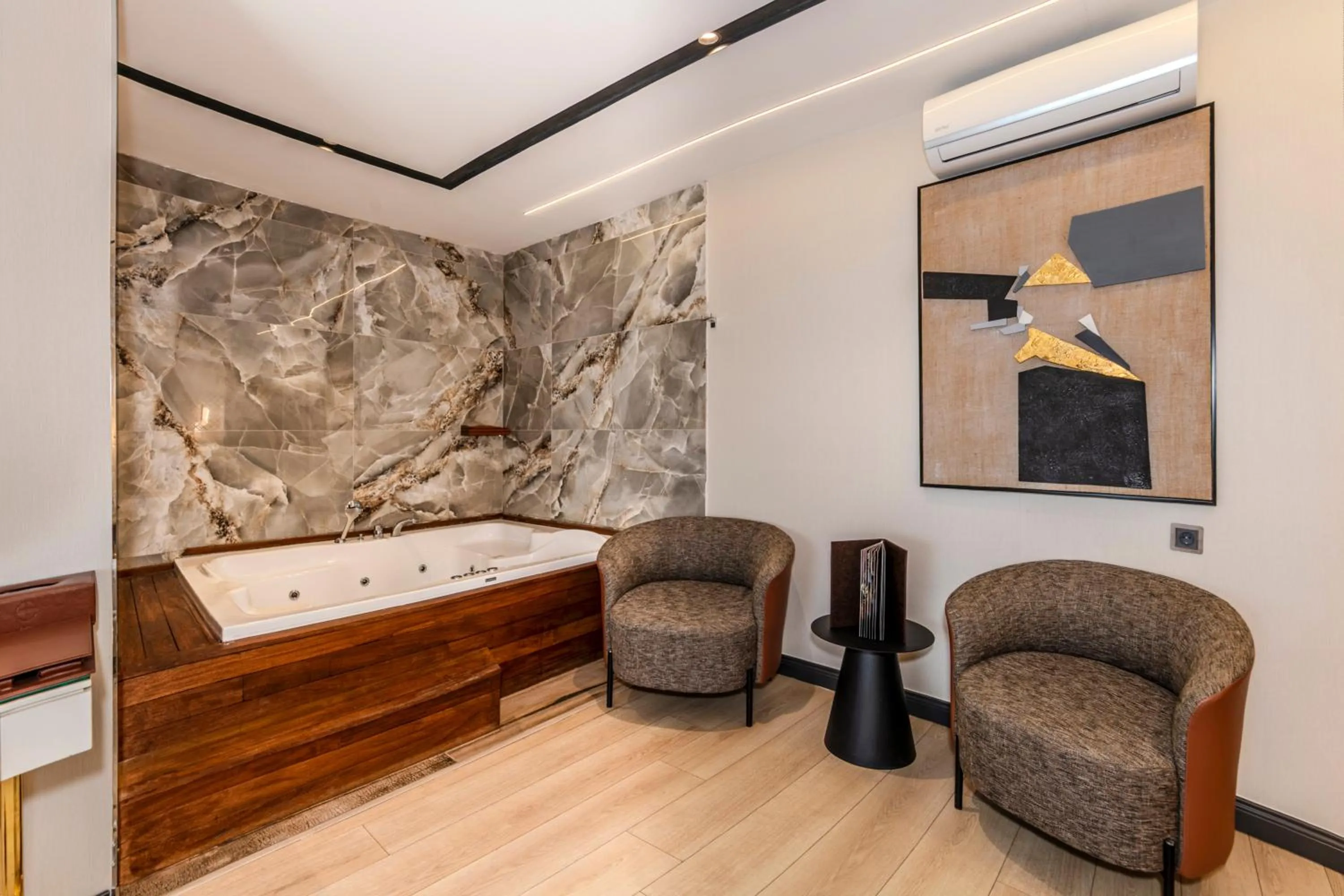 Hot Tub in Elysian Airport Hotel & Restaurant