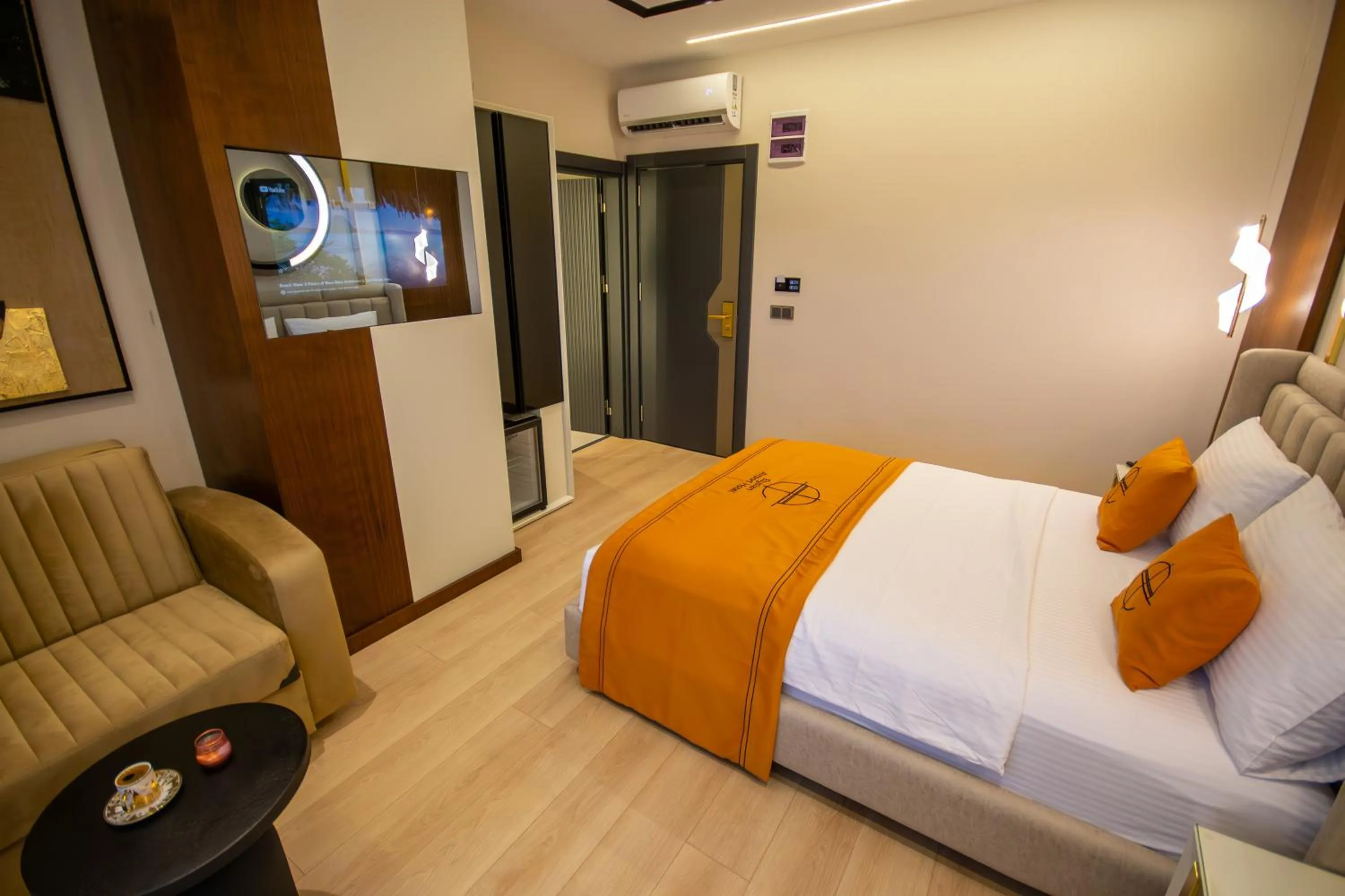 Photo of the whole room, Bed in Elysian Airport Hotel & Restaurant