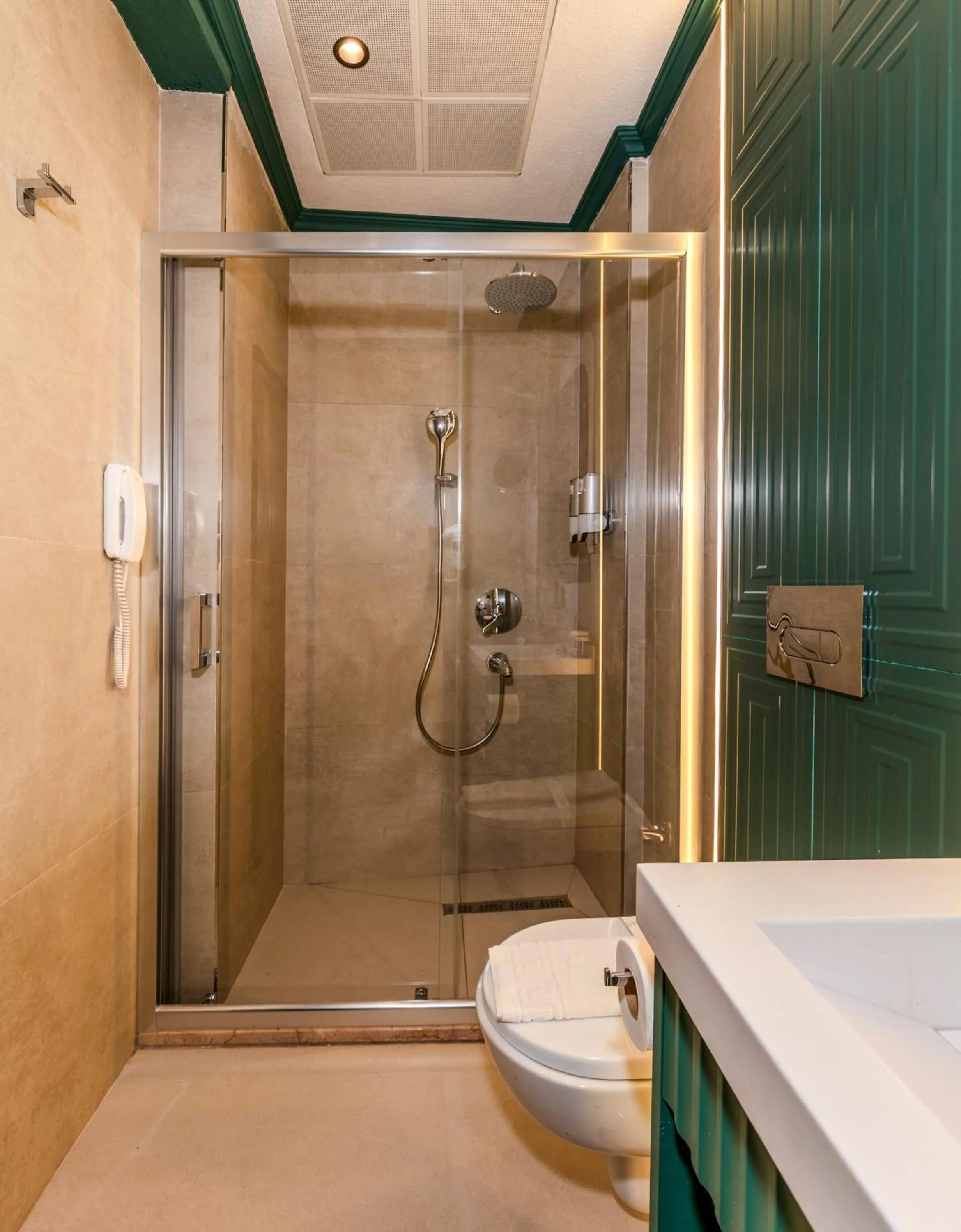 Bathroom in Elysian Airport Hotel & Restaurant