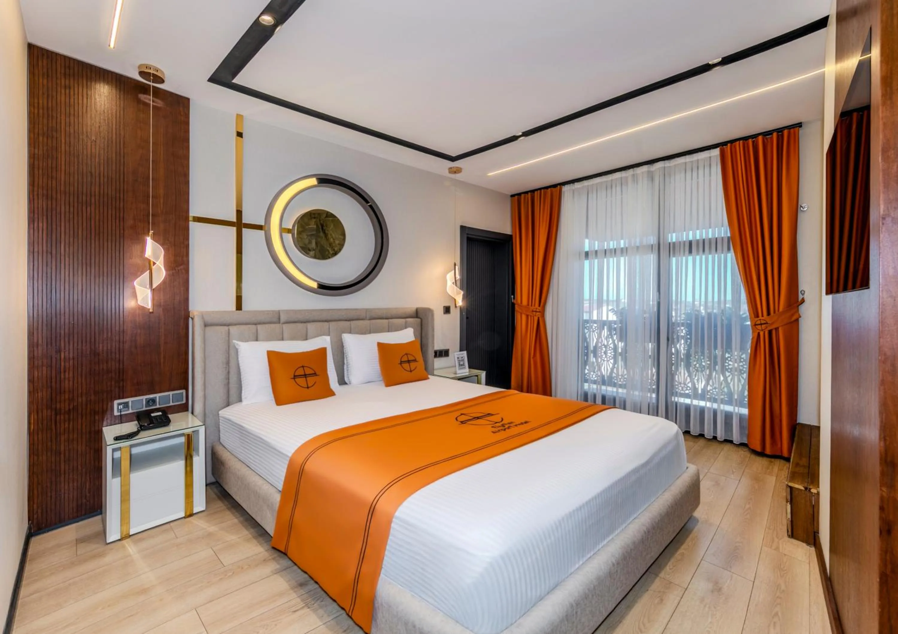 Hot Tub, Bed in Elysian Airport Hotel & Restaurant