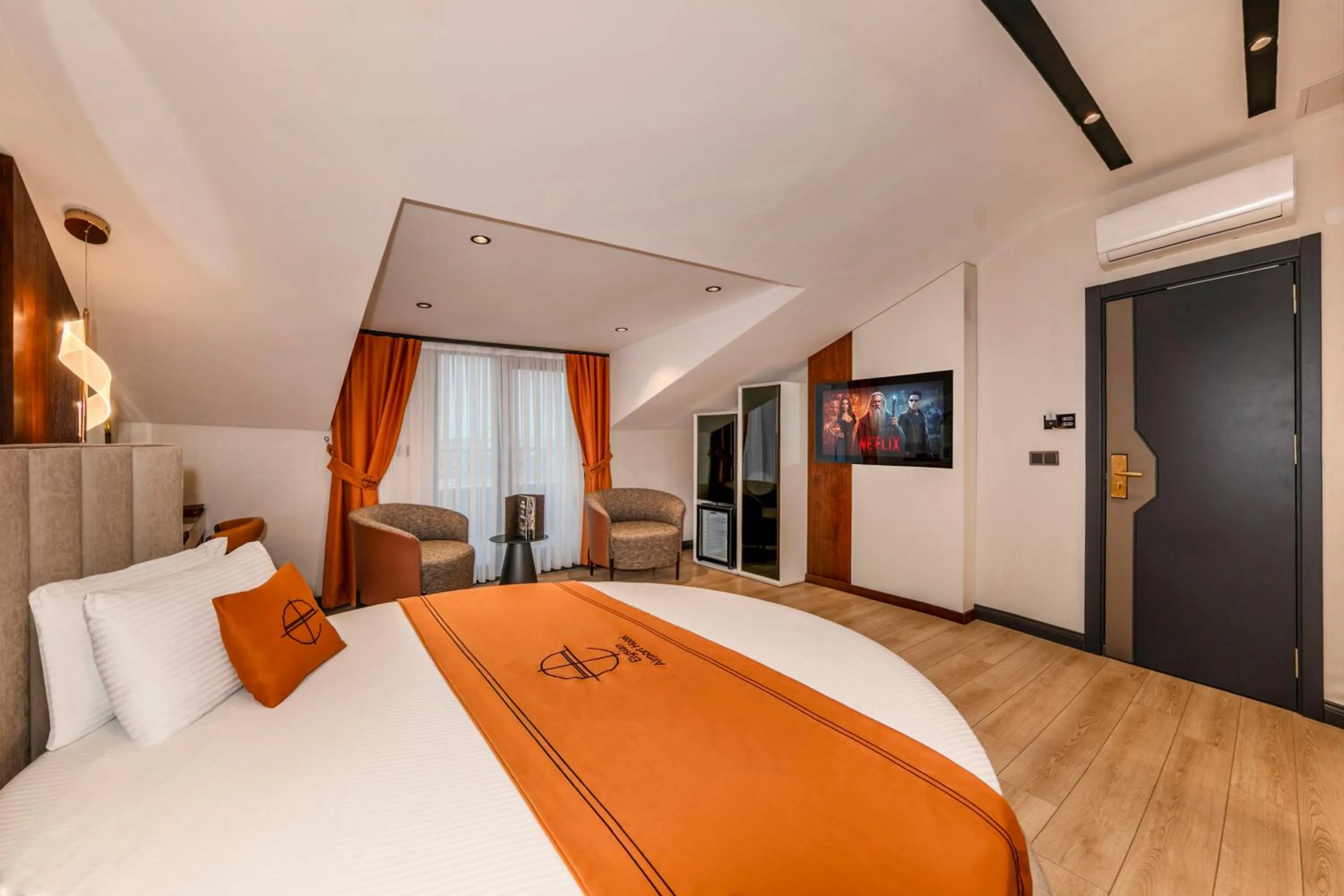 Communal lounge/ TV room, Bed in Elysian Airport Hotel & Restaurant