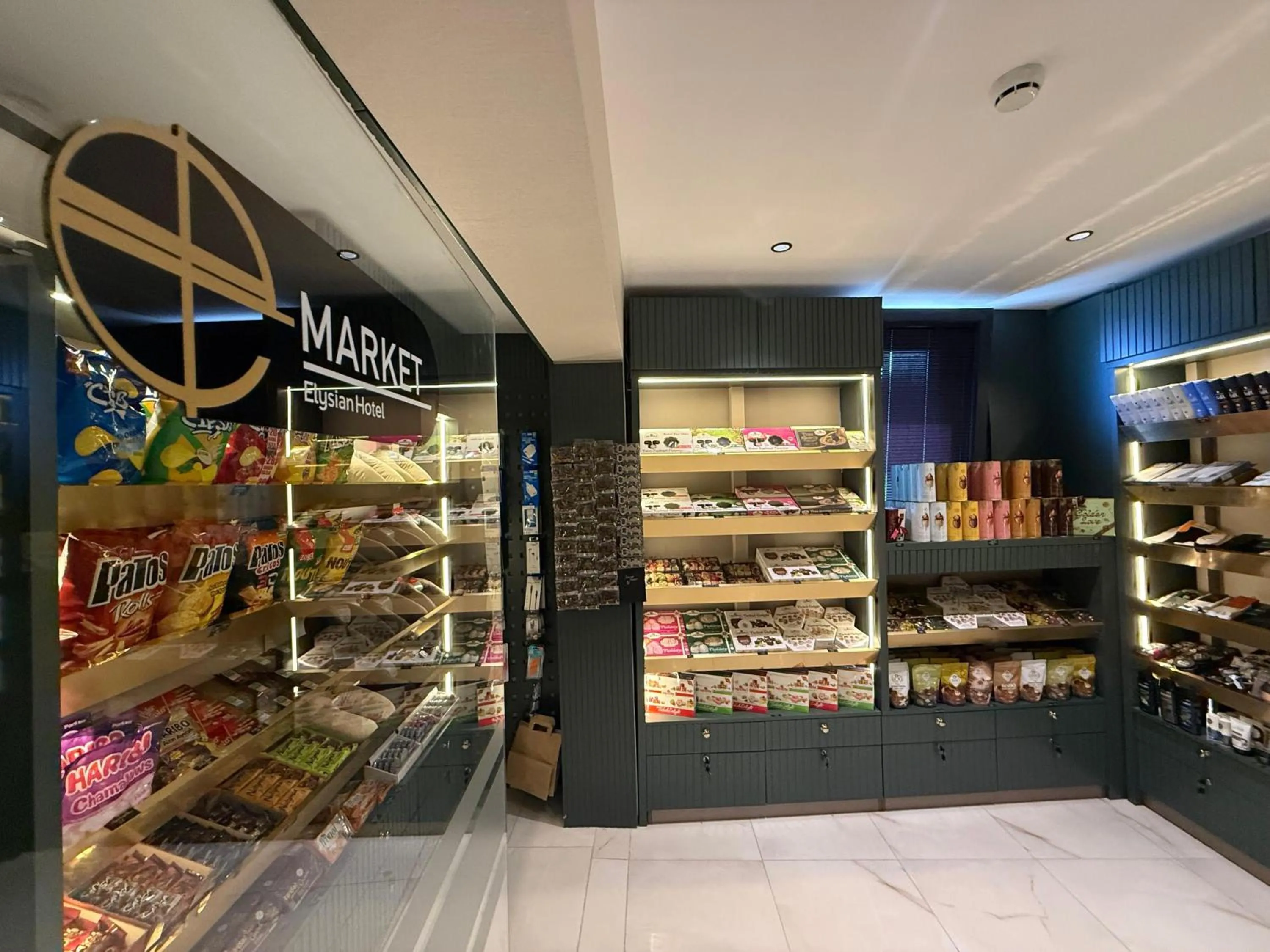 Supermarket/grocery shop in Elysian Airport Hotel & Restaurant