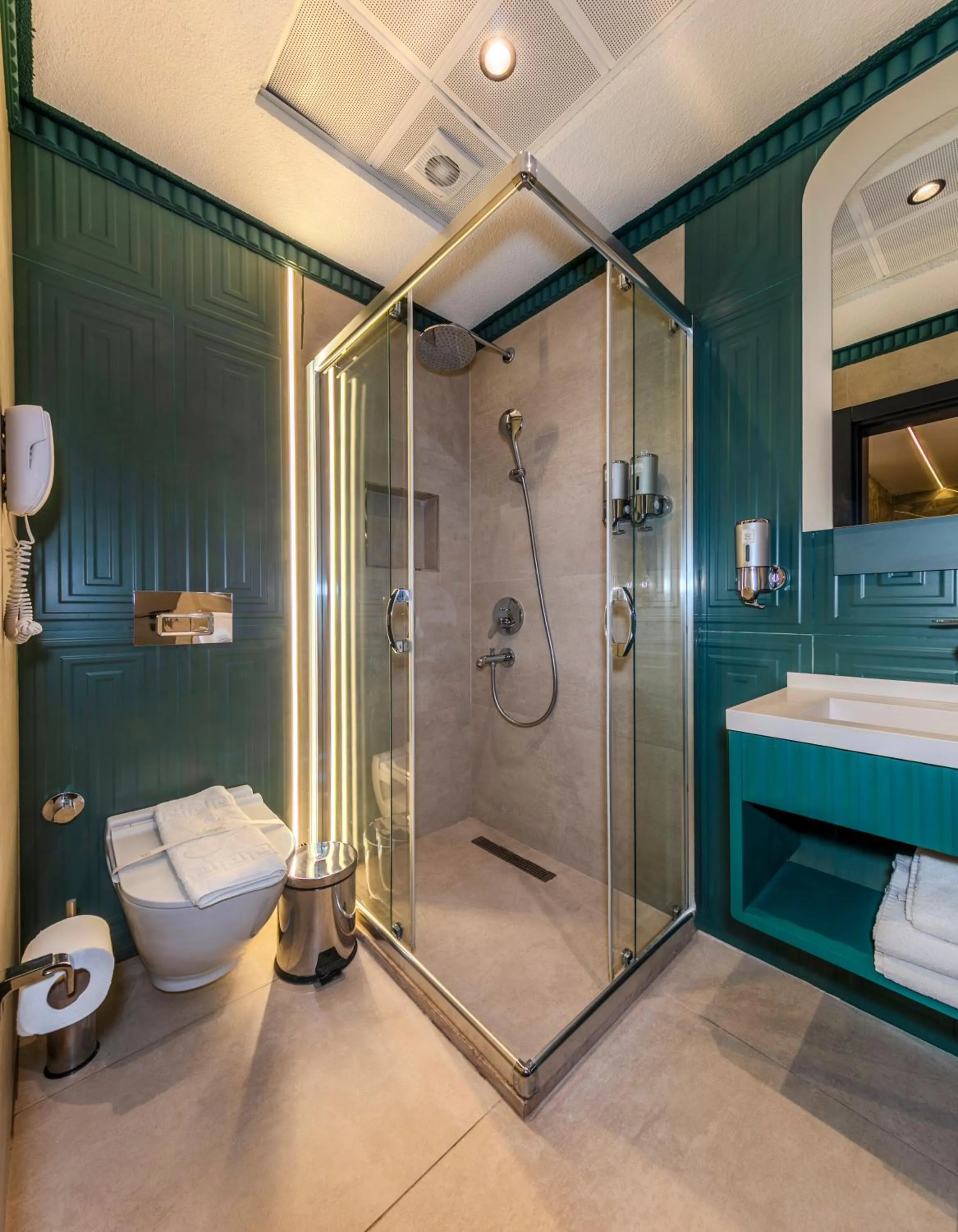 Bathroom in Elysian Airport Hotel & Restaurant