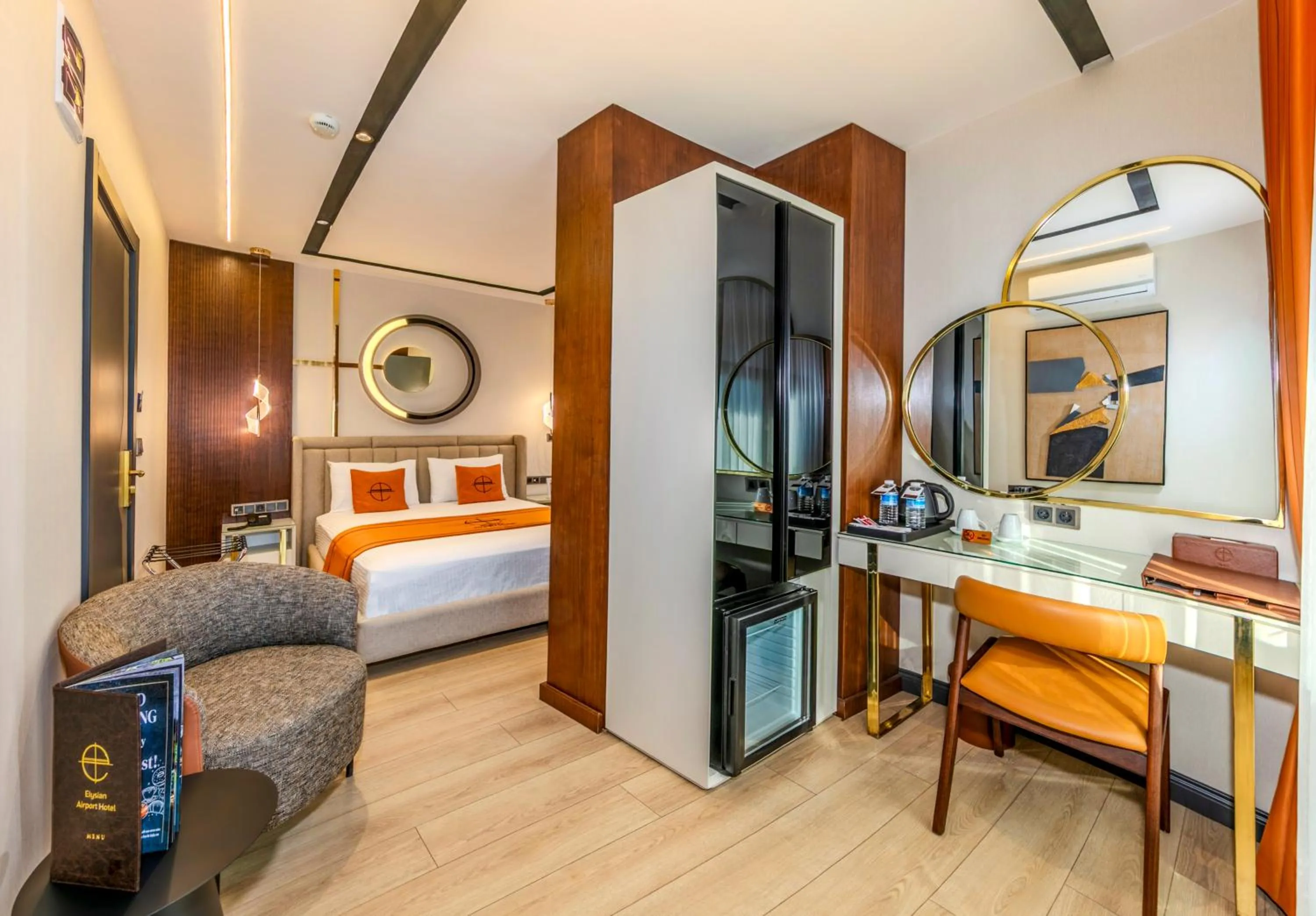 Living room, Bed in Elysian Airport Hotel & Restaurant