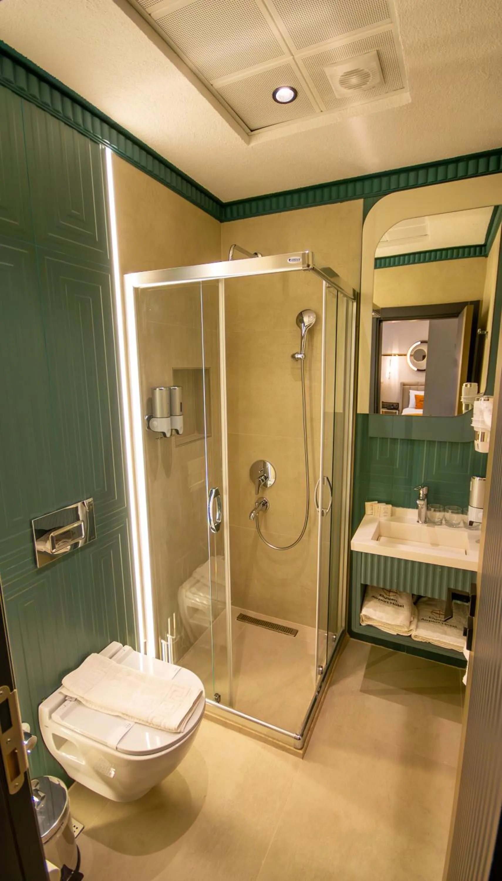 Shower in Elysian Airport Hotel & Restaurant