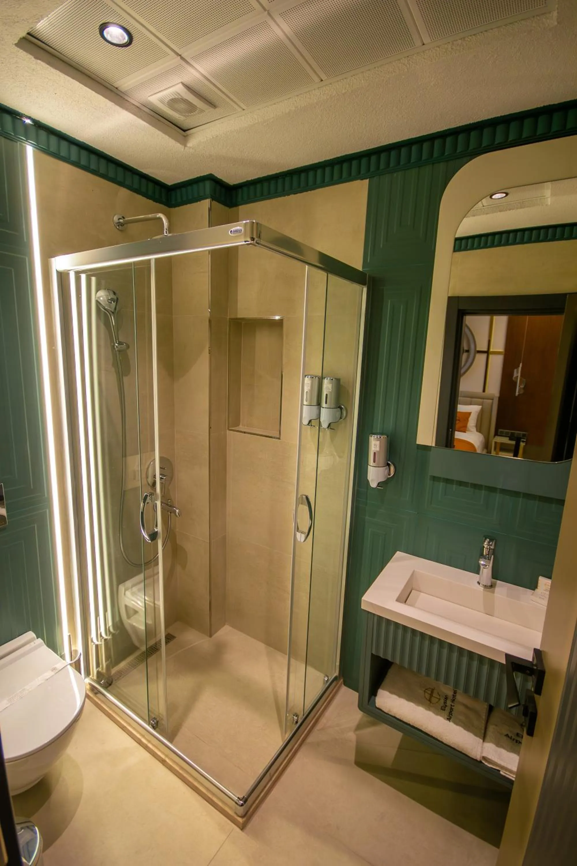 Shower in Elysian Airport Hotel & Restaurant