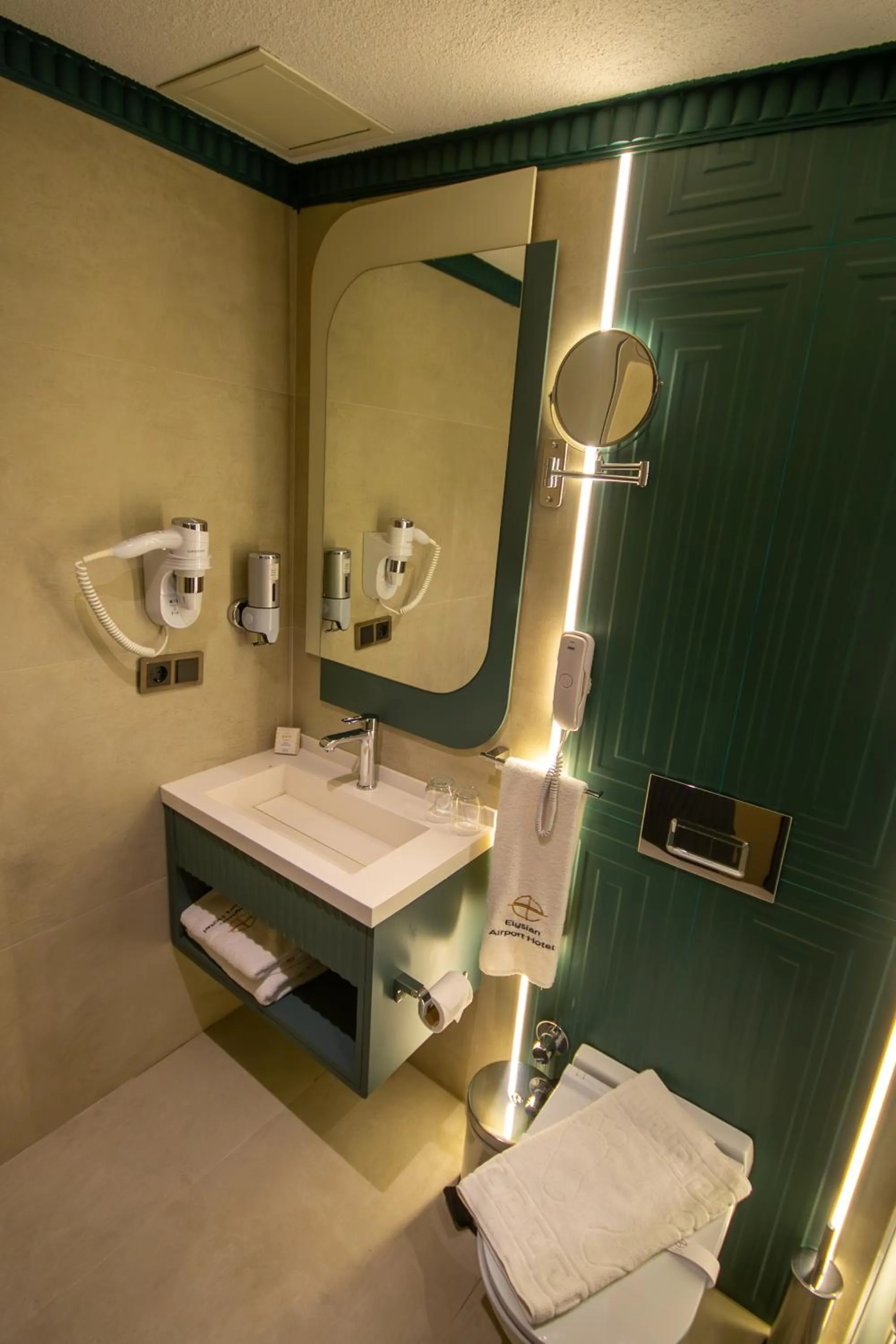 Toilet in Elysian Airport Hotel & Restaurant