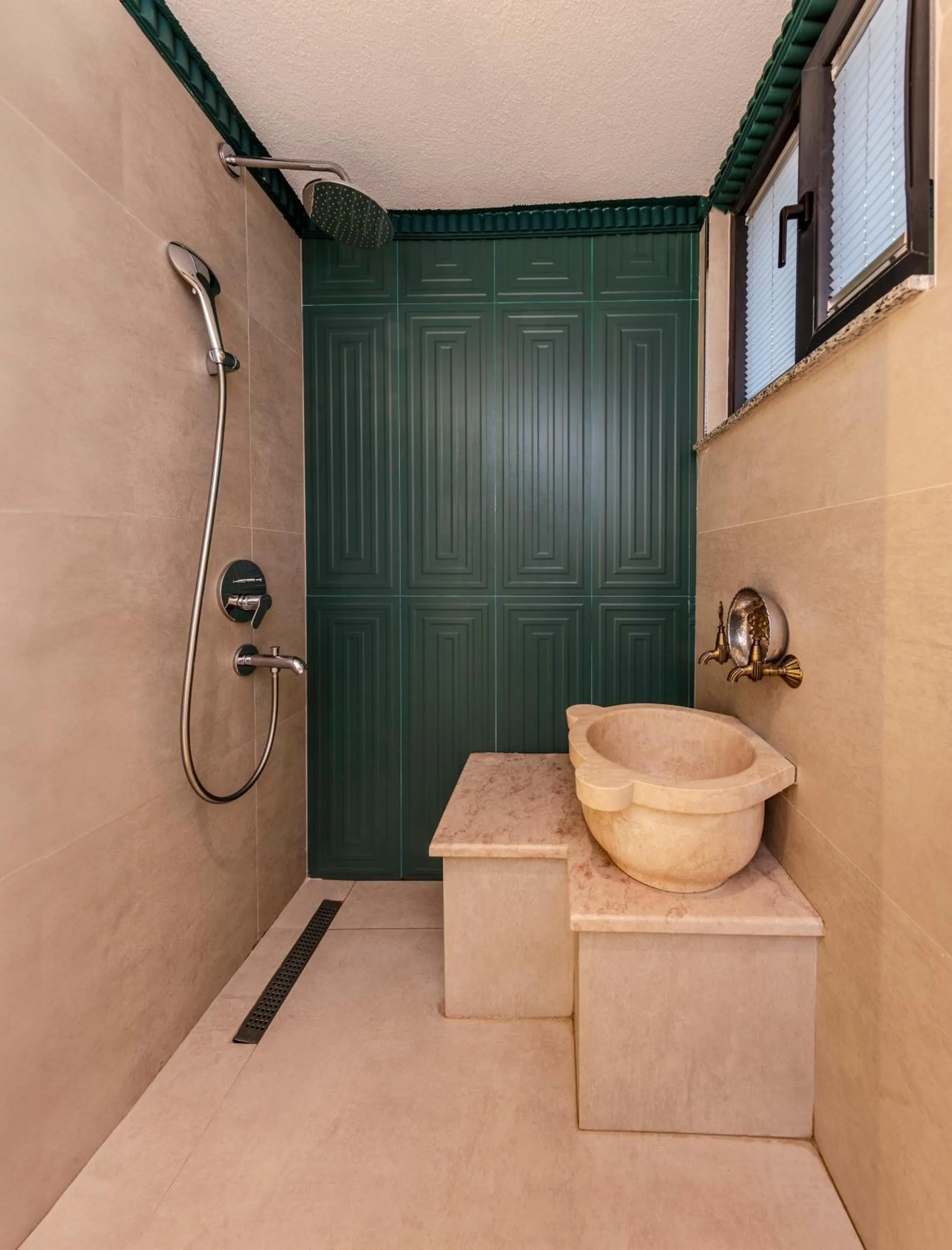 Bathroom in Elysian Airport Hotel & Restaurant