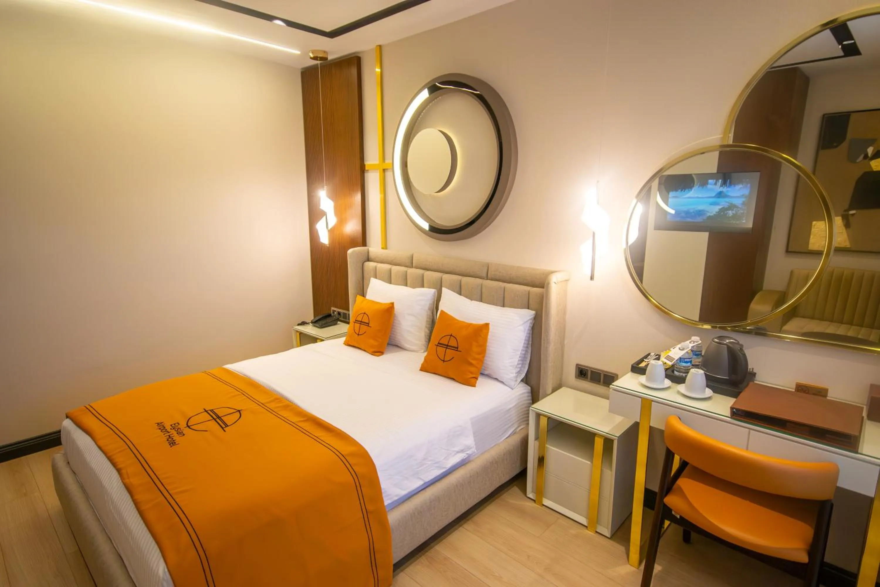 Photo of the whole room, Bed in Elysian Airport Hotel & Restaurant